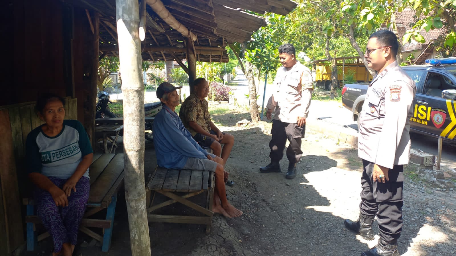 Lakukan Patroli Dialogis, Personil Polsek Jatikalen Berikan Himbauan Kamtibmas Kepada Masyarakat