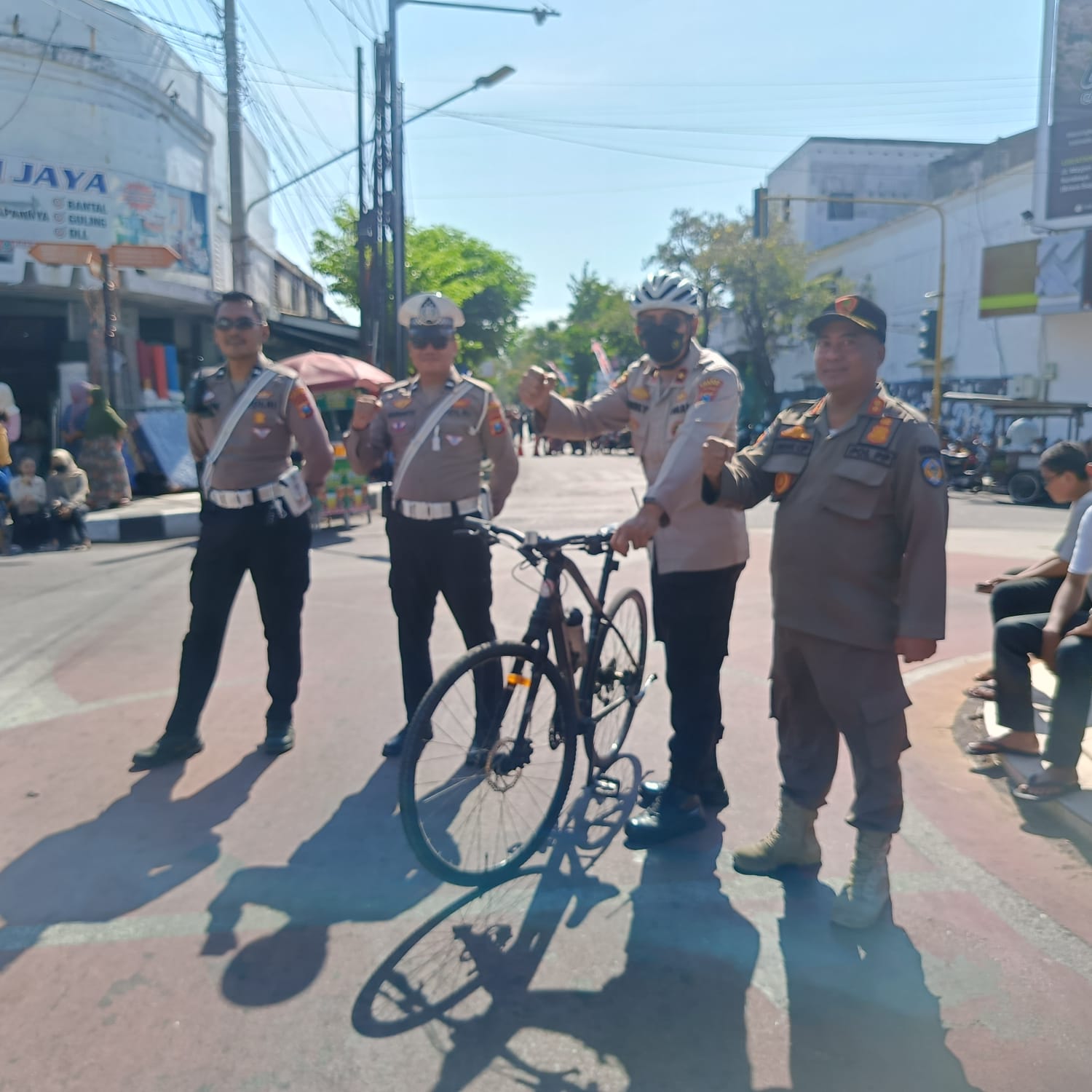 Dengan Bersepeda Kapolsek Nganjuk Kota Pantau Kegiatan Karnaval dan Pawai Budaya Dalam Rangka PHBN 2024