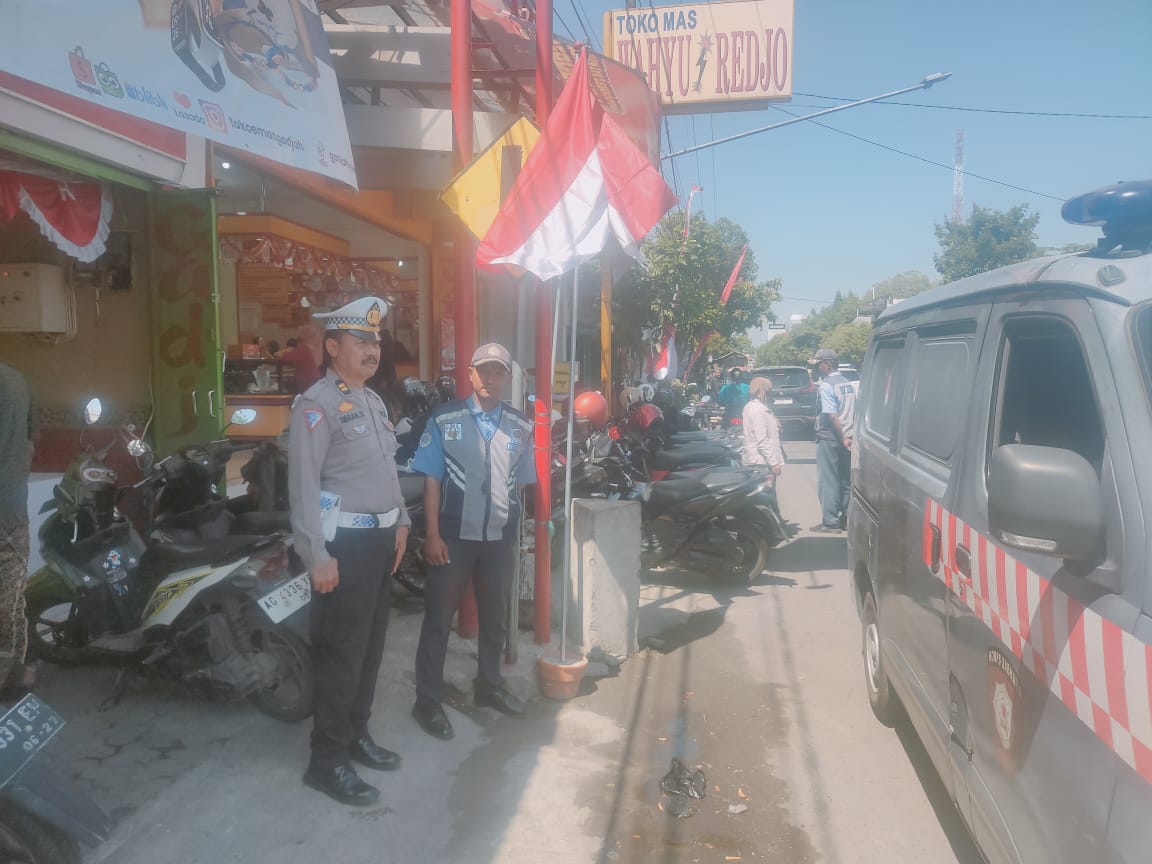 Personel Polsek Warujayeng Gelar Patroli Pertokoan