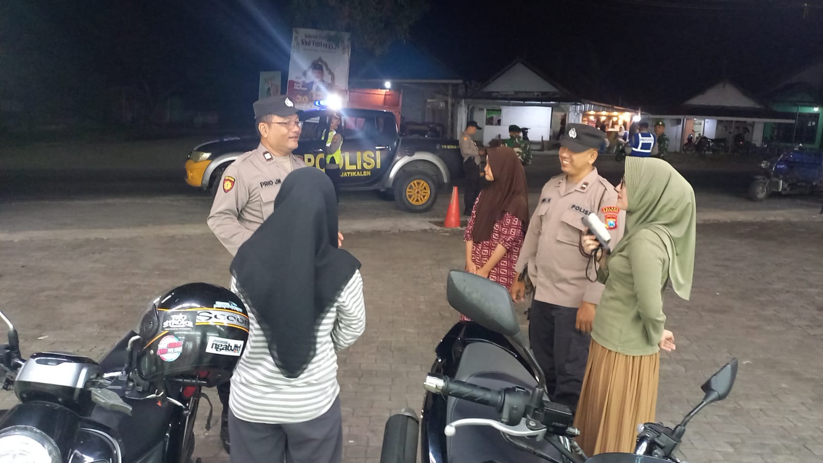 Patroli Dialogis Malam Hari, Polsek Jatikalen Ajak Warga Jaga Kamtibmas Dilikungan Masing-masing