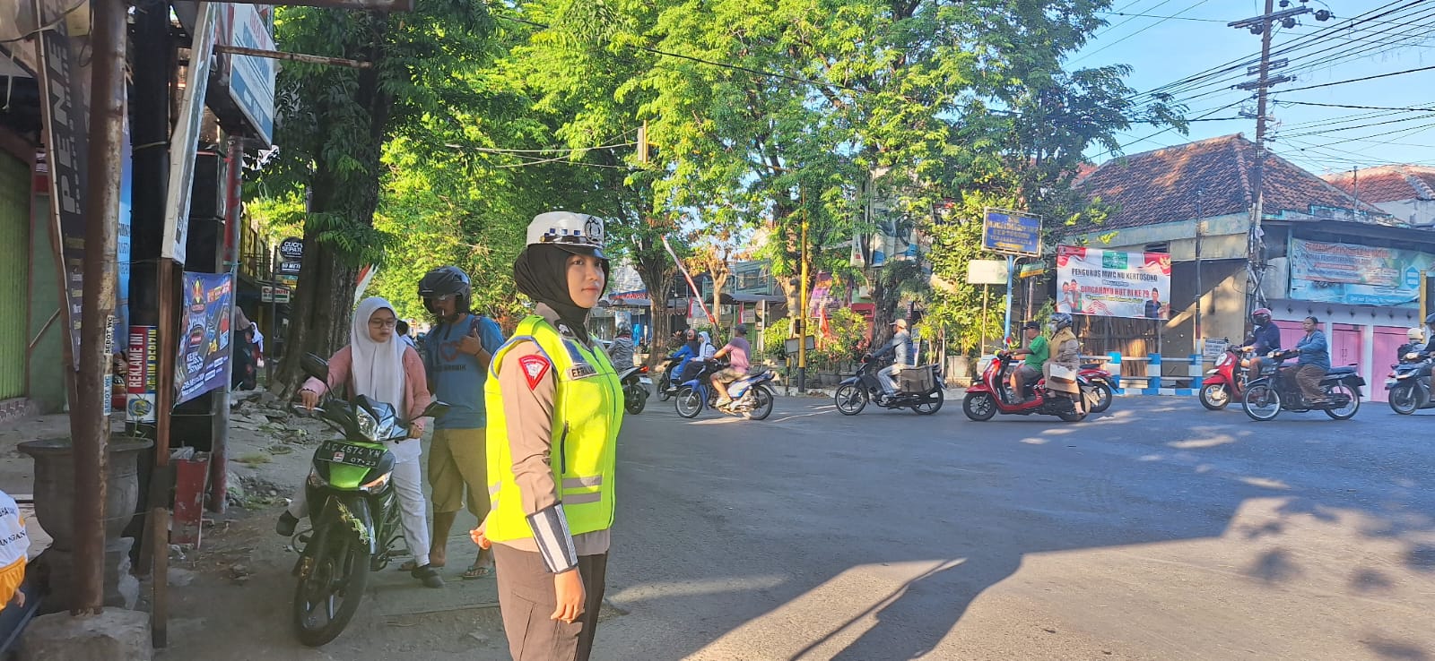 Giat Gaktur Pagi Polsek Kertosono Bantu Penyeberangan Masyarakat