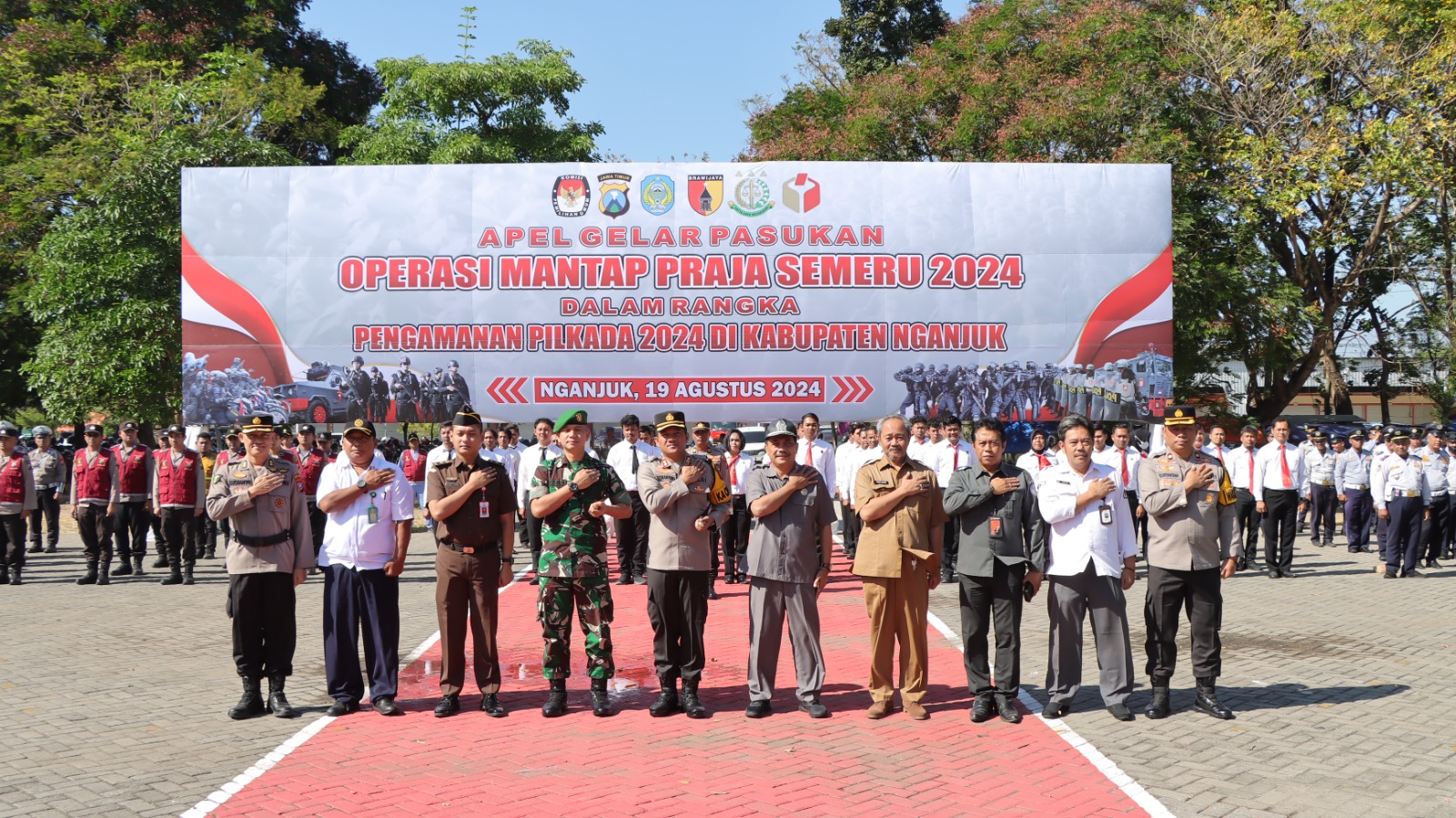 Pimpin Gelar Pasukan Operasi Mantap Praja Semeru 2024, Kapolres Nganjuk Ingatkan Anggotanya untuk Netralitas dan Waspada Terhadap Potensi Konflik