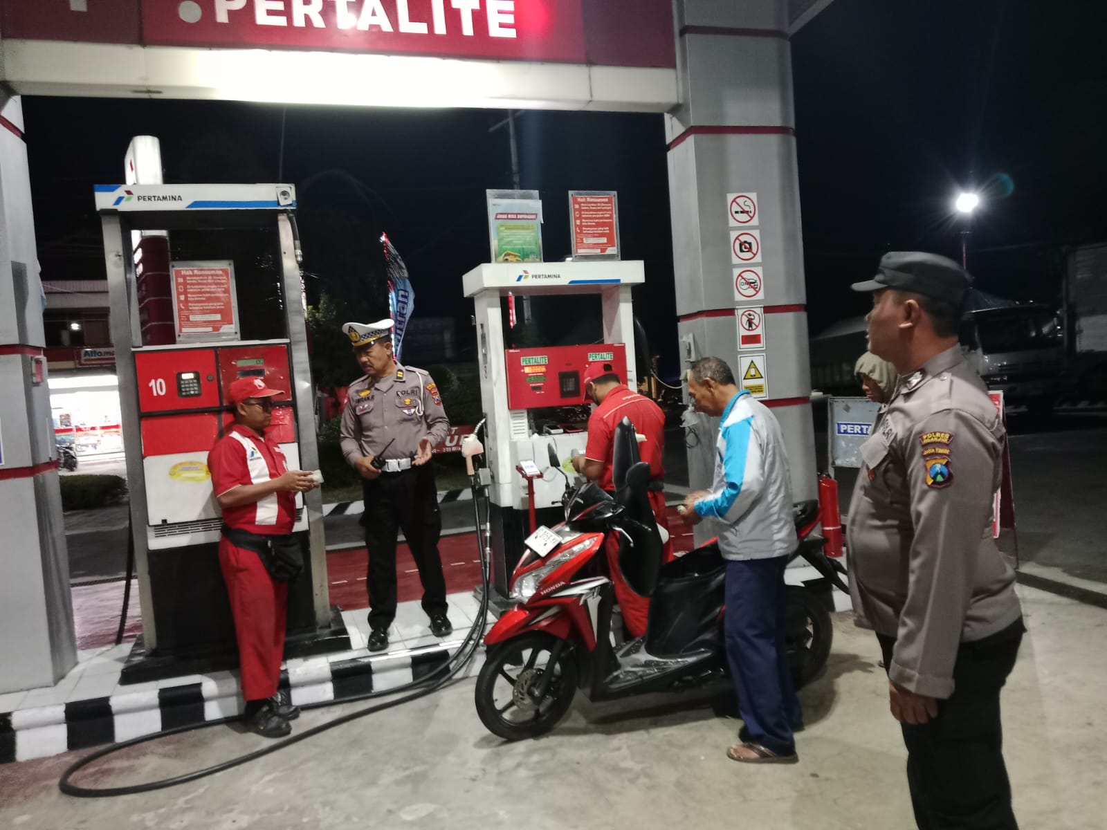 Patroli SPBU, Anggota Polsek Warujayeng Berikan Himbauan Kamtibmas