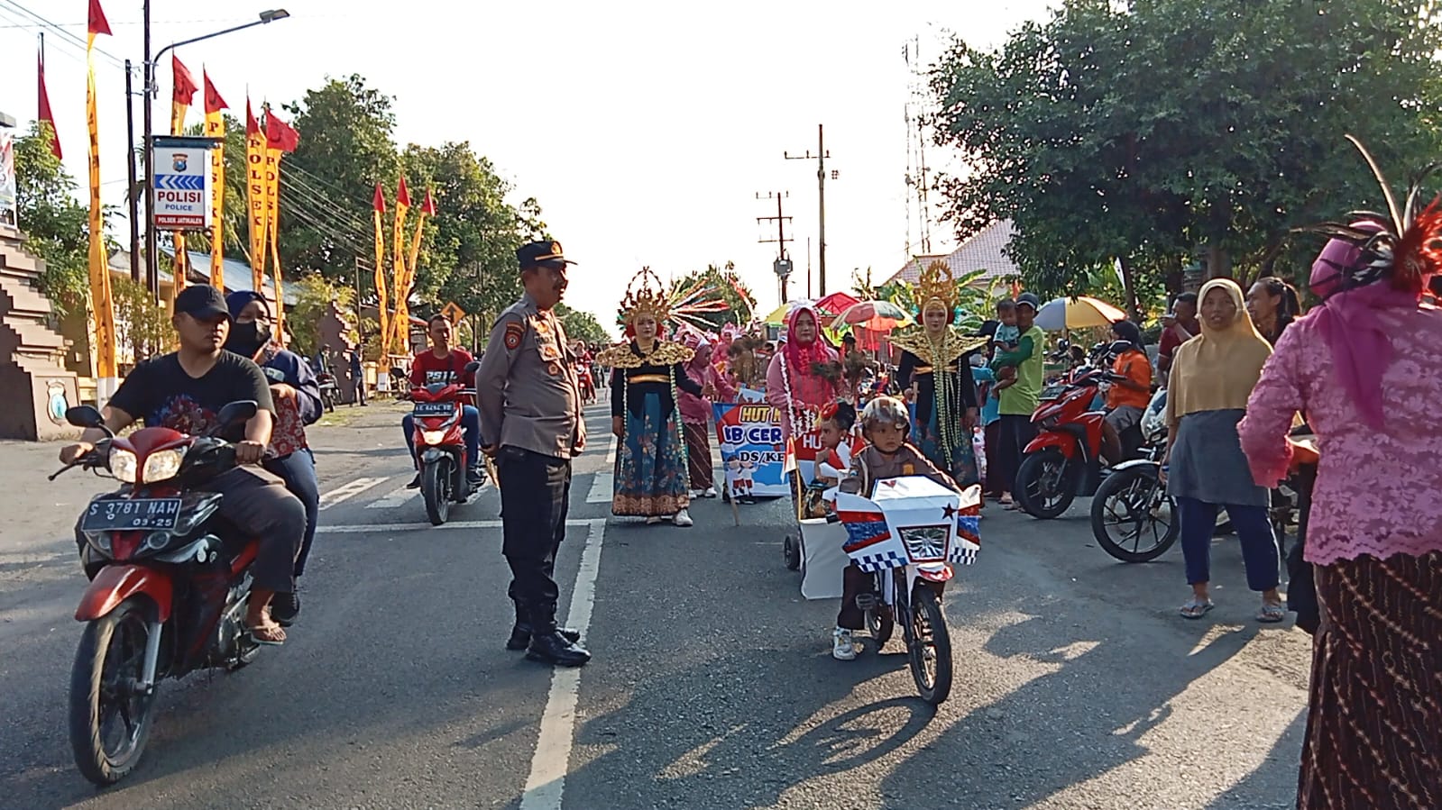 Pengamanan Pawai Dan Karnaval Peringatan HUT Kemerdekaan RI Ke 79 Di Kecamatan Jatikalen