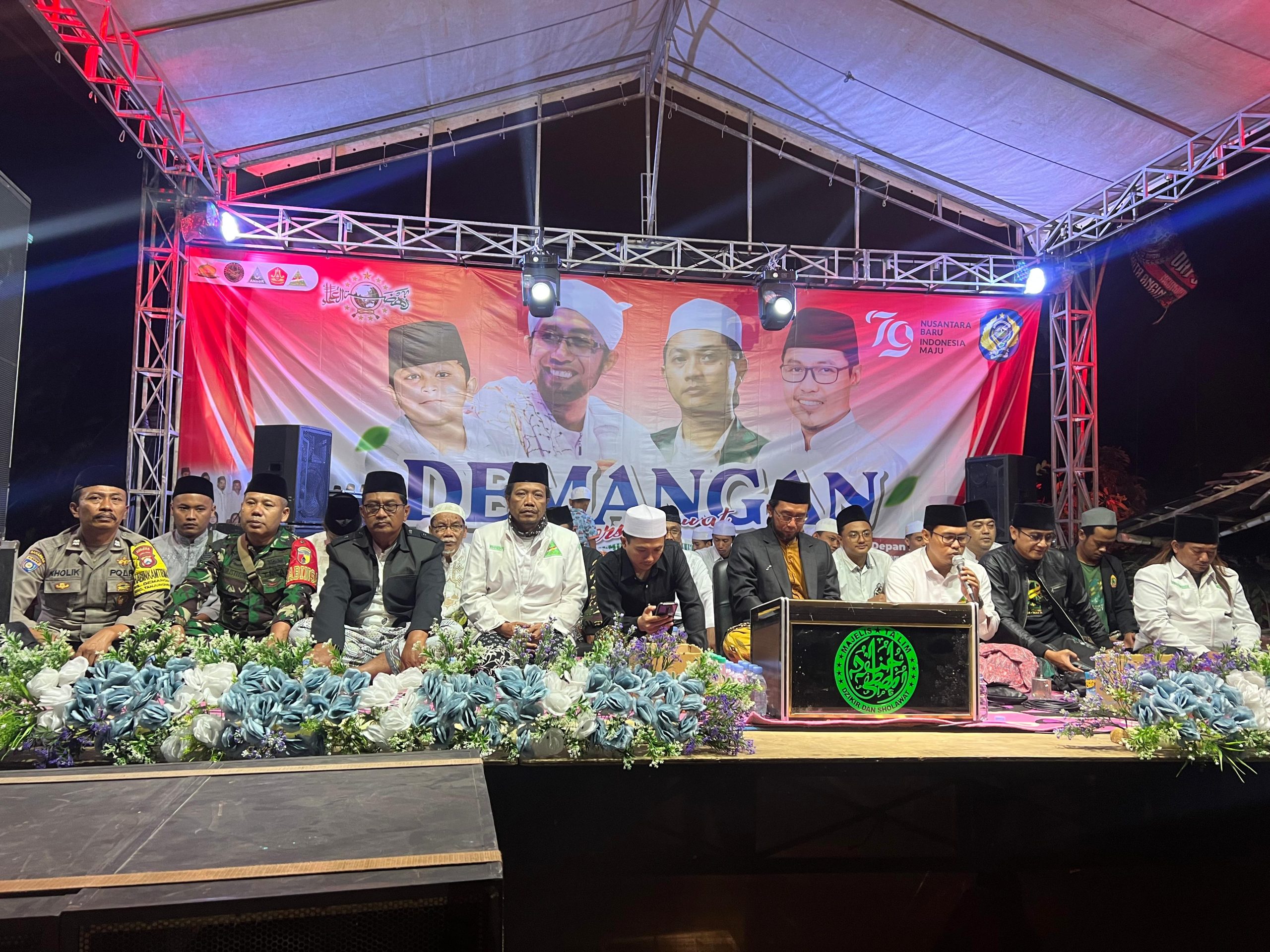 Bhabinkamtibmas Polsek Warujayeng Hadiri Sholawatan Dalam Rangka HUT RI di Desa Binaannya