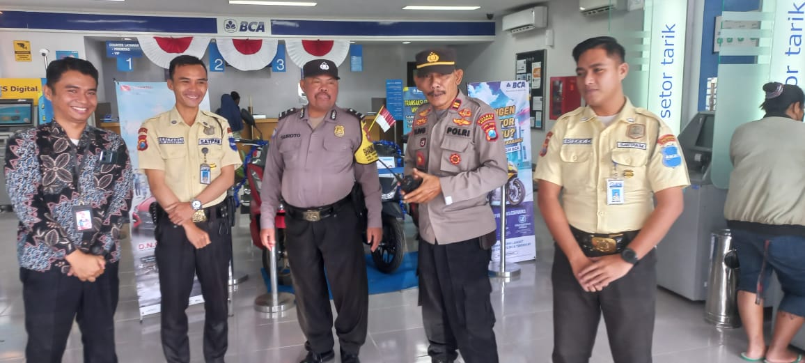 Kanit Samapta Polsek Warujayeng Ingatkan Security Perbankan Selalu Waspada