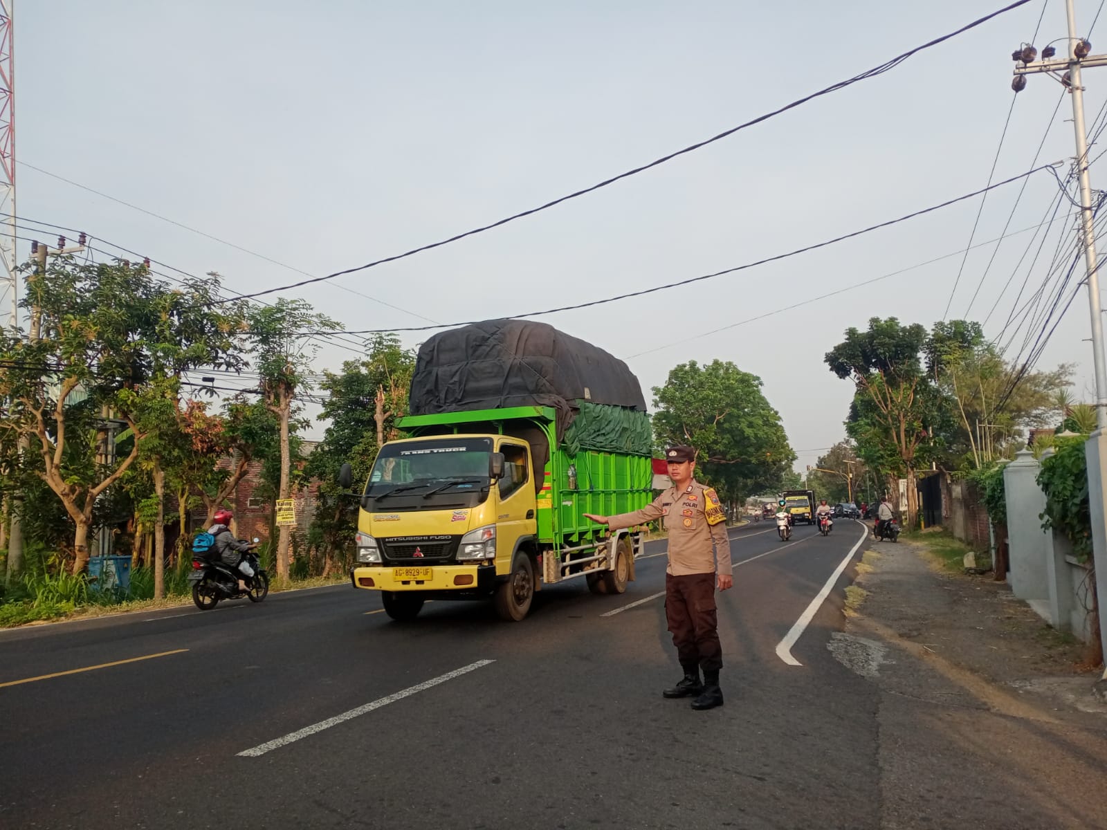 Giat Gaktur Pagi Polsek Kertosono Bantu Penyeberangan Masyarakat