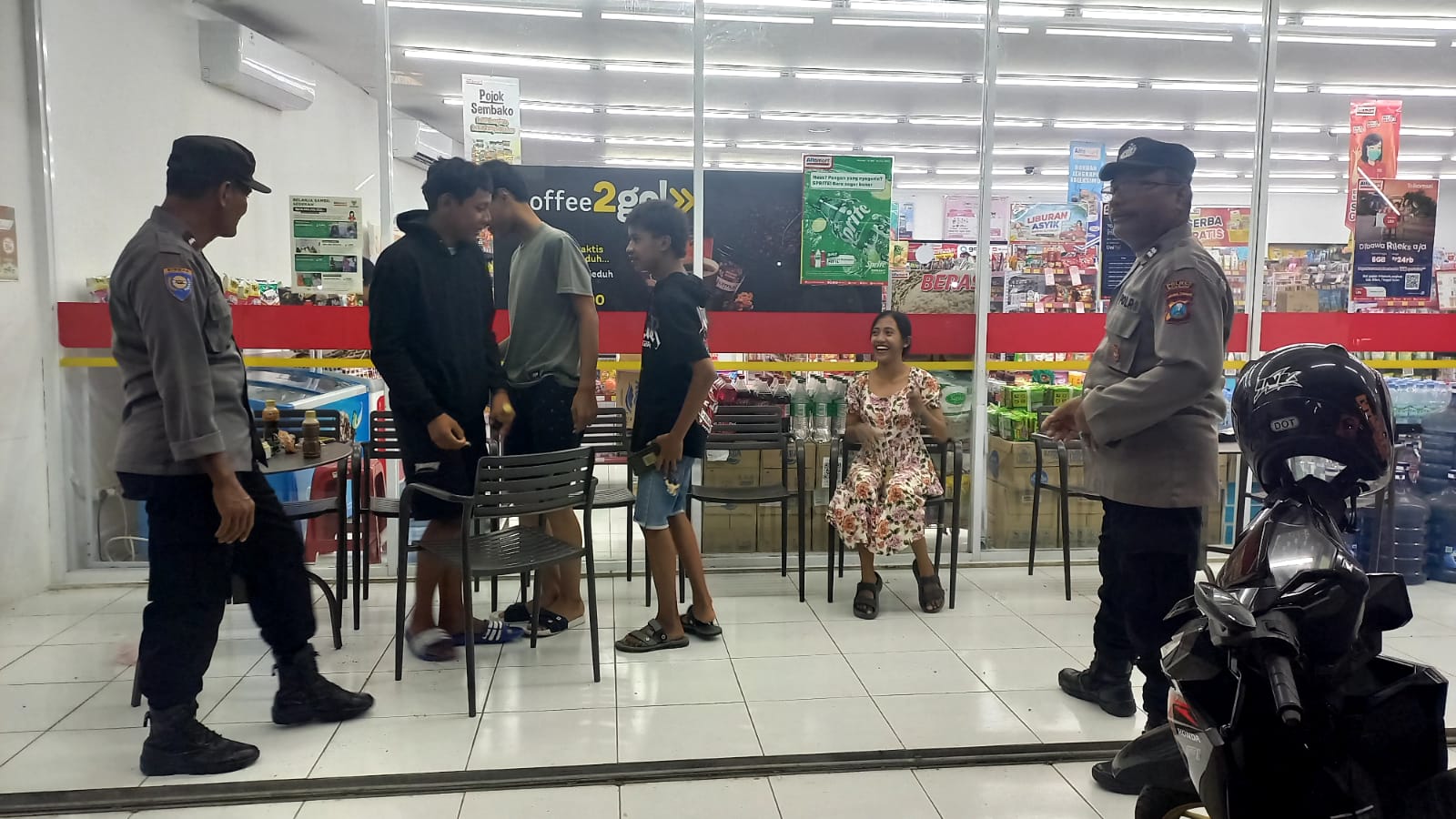 Patroli dialogis kepada Pengunjung Alwi Mart di Desa Ngasem antisipasi gangguan kamtibmas