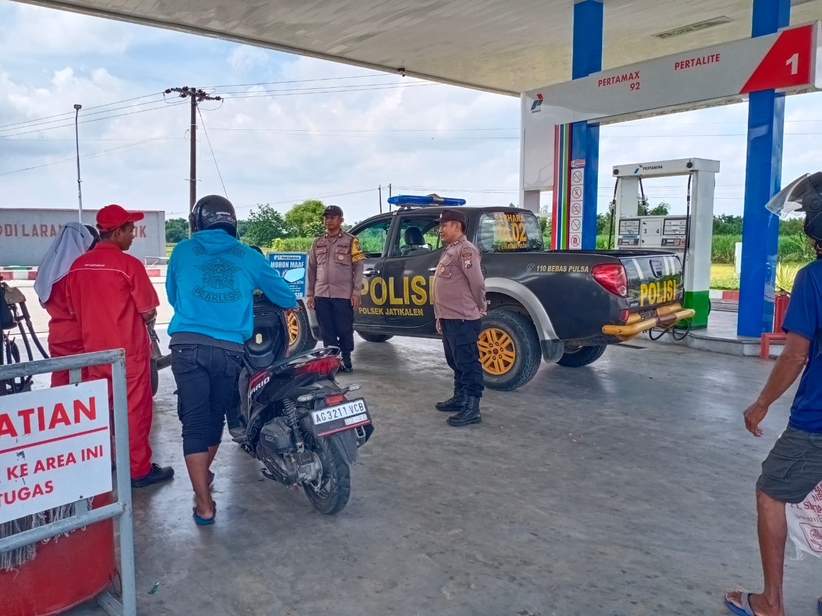 Polsek Jatikalen Intensifkan Patroli Dialogis ke SPBU untuk Ciptakan Suasana Kamtibmas yang Kondusif