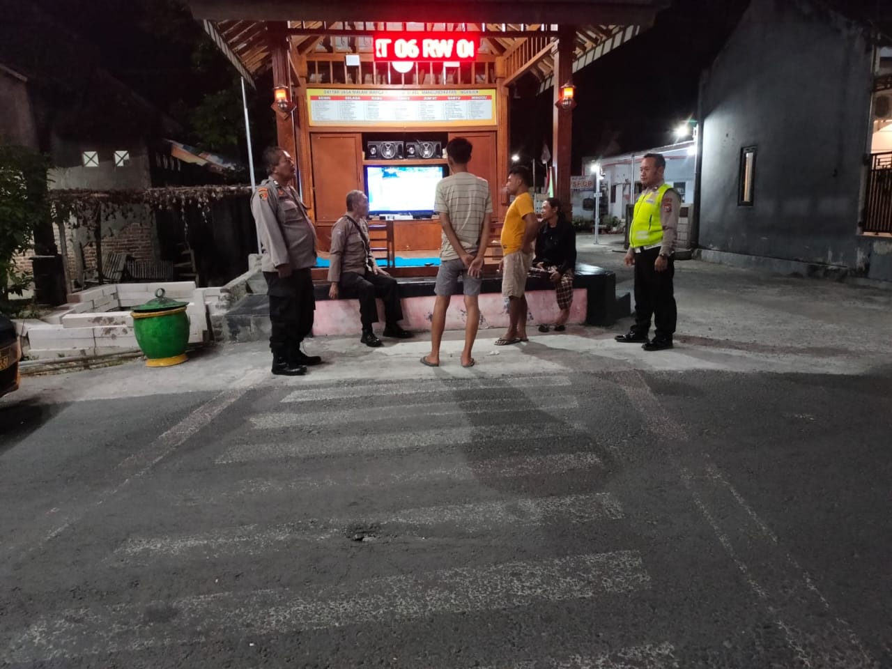 Patroli Harkamtibmas Polsek Nganjuk Kota Sambangi Warga dan Berikan Himbauan Jaga Lingkungan