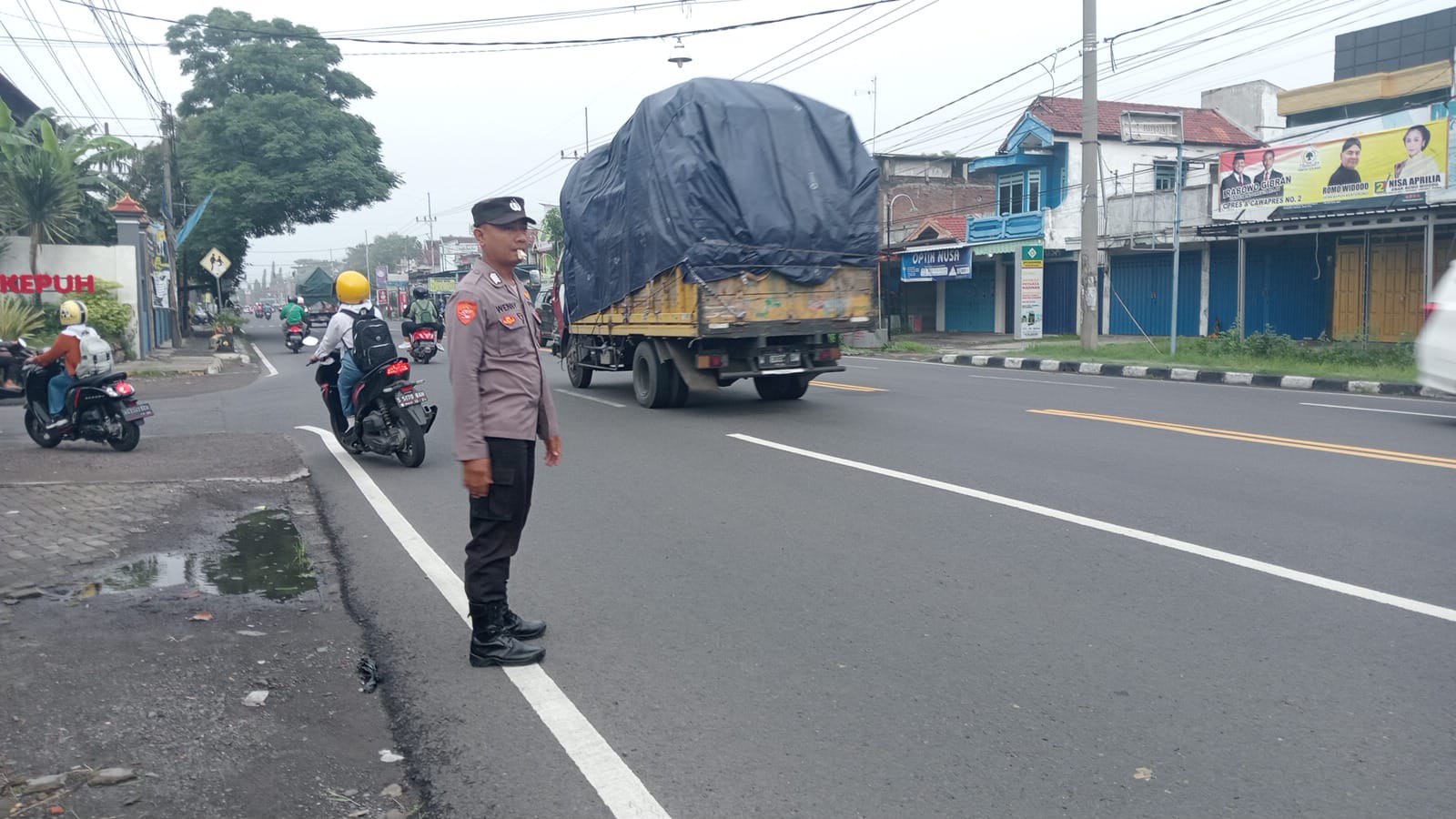 Giat Gaktur Pagi Polsek Kertosono Bantu Penyeberangan Masyarakat