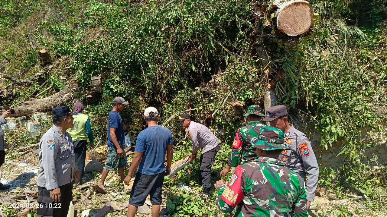 Respon Cepat Polres Nganjuk bersama Warga Lakukan Kerja Bakti untuk Bersihkan Puing Rumah Tertimpa Pohon di Desa Losari