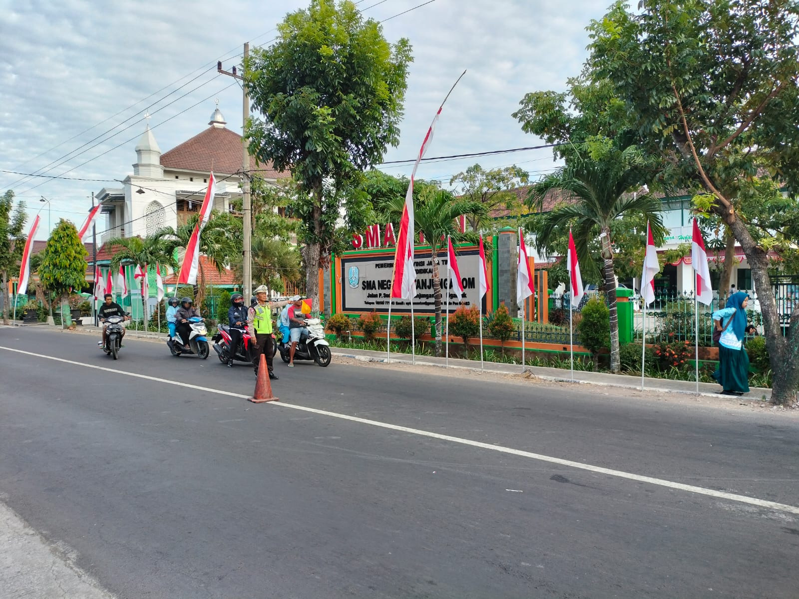 Mengawali Hari, Personel Polsek Warujayeng Lakukan Pengaturan di Jalan