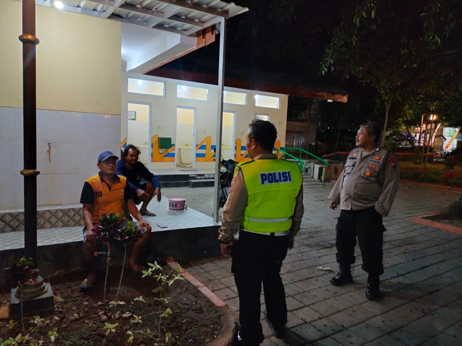 Personel Polsek Nganjuk Kota Laksanakan Patroli Dialogis untuk Antisipasi Gangguan Kamtibmas dan Cooling System Jelang Pilkada Tahun 2024