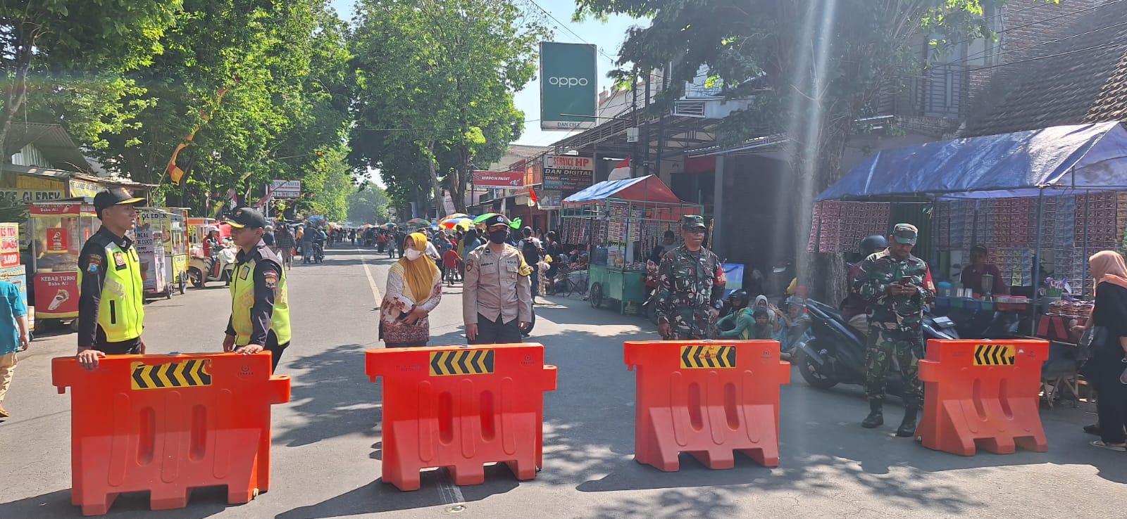 Sinergitas TNI-POLRI Amankan Giat Karnaval Tingkat SMA/SMK se-Kecamatan Kertosono
