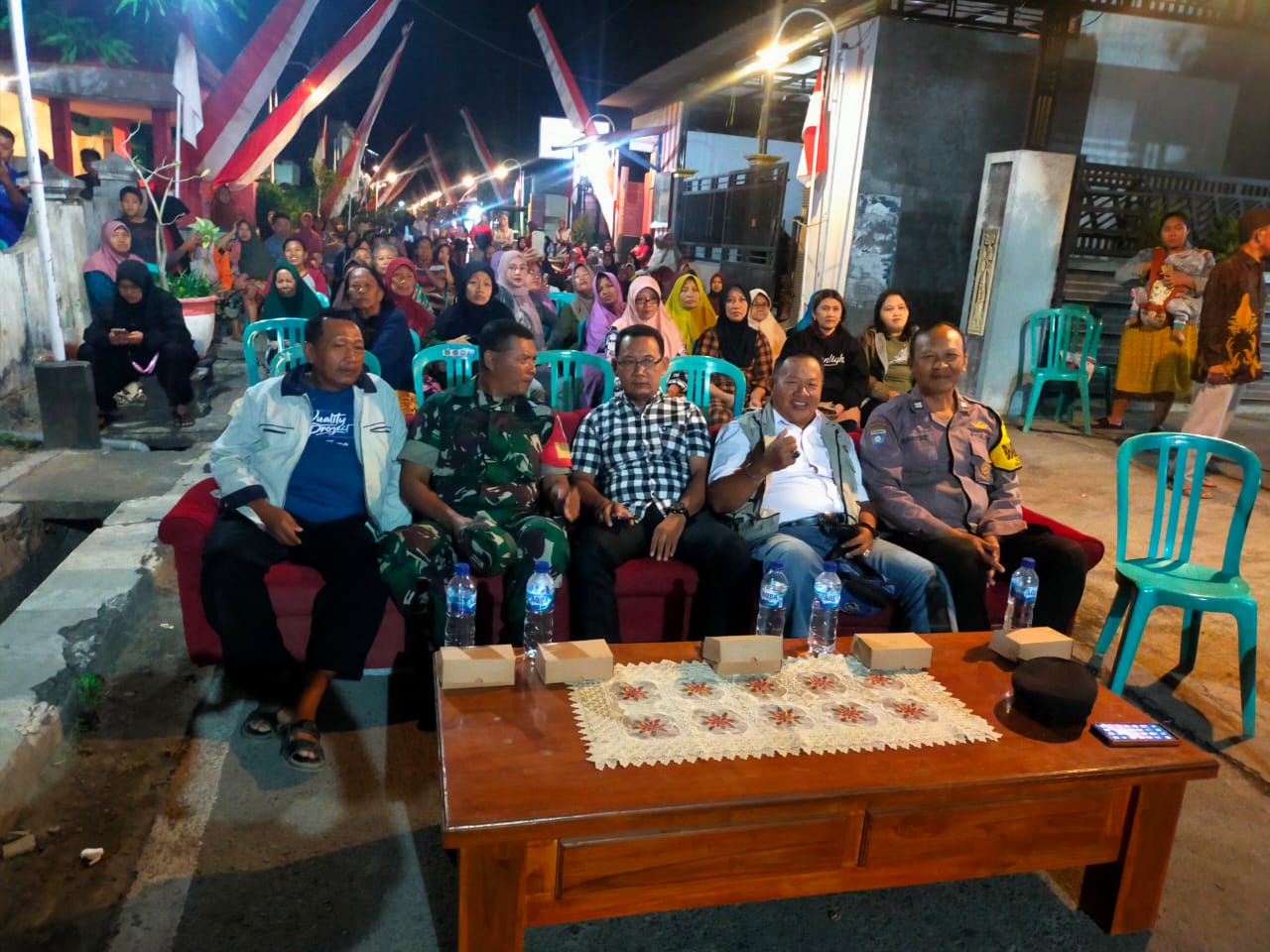 Bhabinkamtibmas Polsek Nganjuk Kota Pantau Kegiatan Pentas Seni Peringatan HUT RI Ke-79 di Kelurahan Kramat