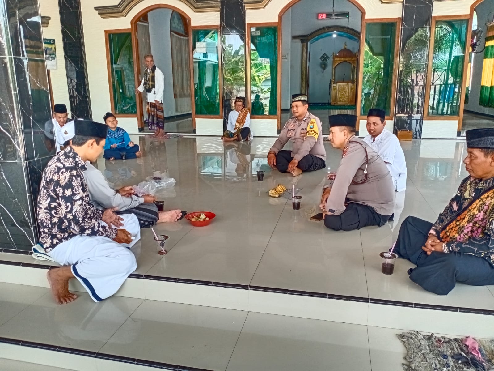 Melalui program Jumat Curhat, Polsek Jatikalen Bersama Forkompimcam Dengar Keluhan Masyarakat Desa