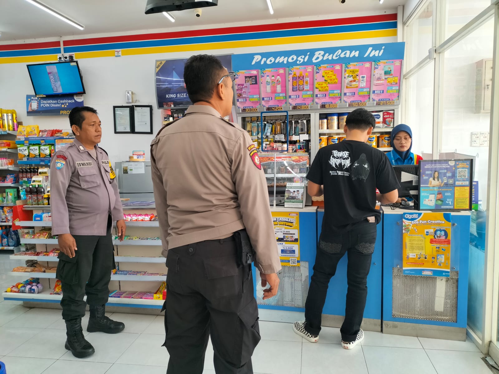 Antisipasi Curanmor anggota Polsek Kertosono Berikan Himbauan Kamtibmas saat Patroli Toko Swalayan