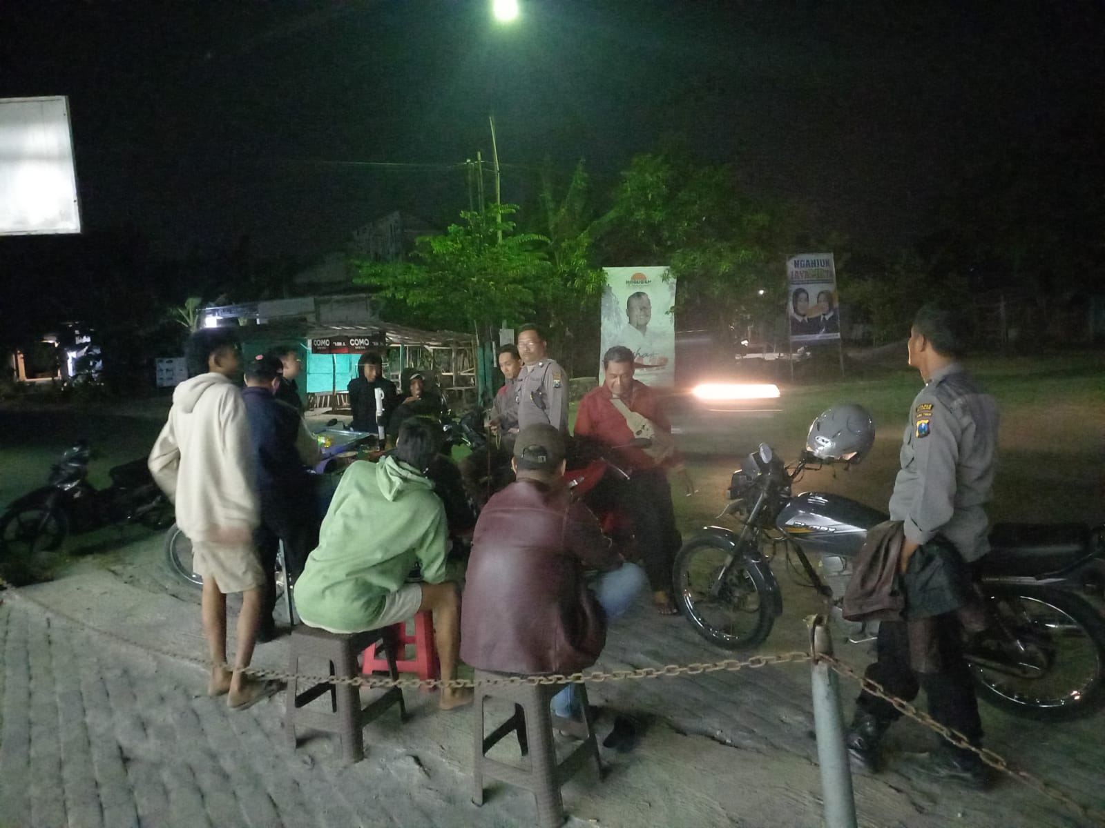 Berikan Rasa Aman, Polsek Jatikalen Gelar Patroli Dialogis Di Malam Hari