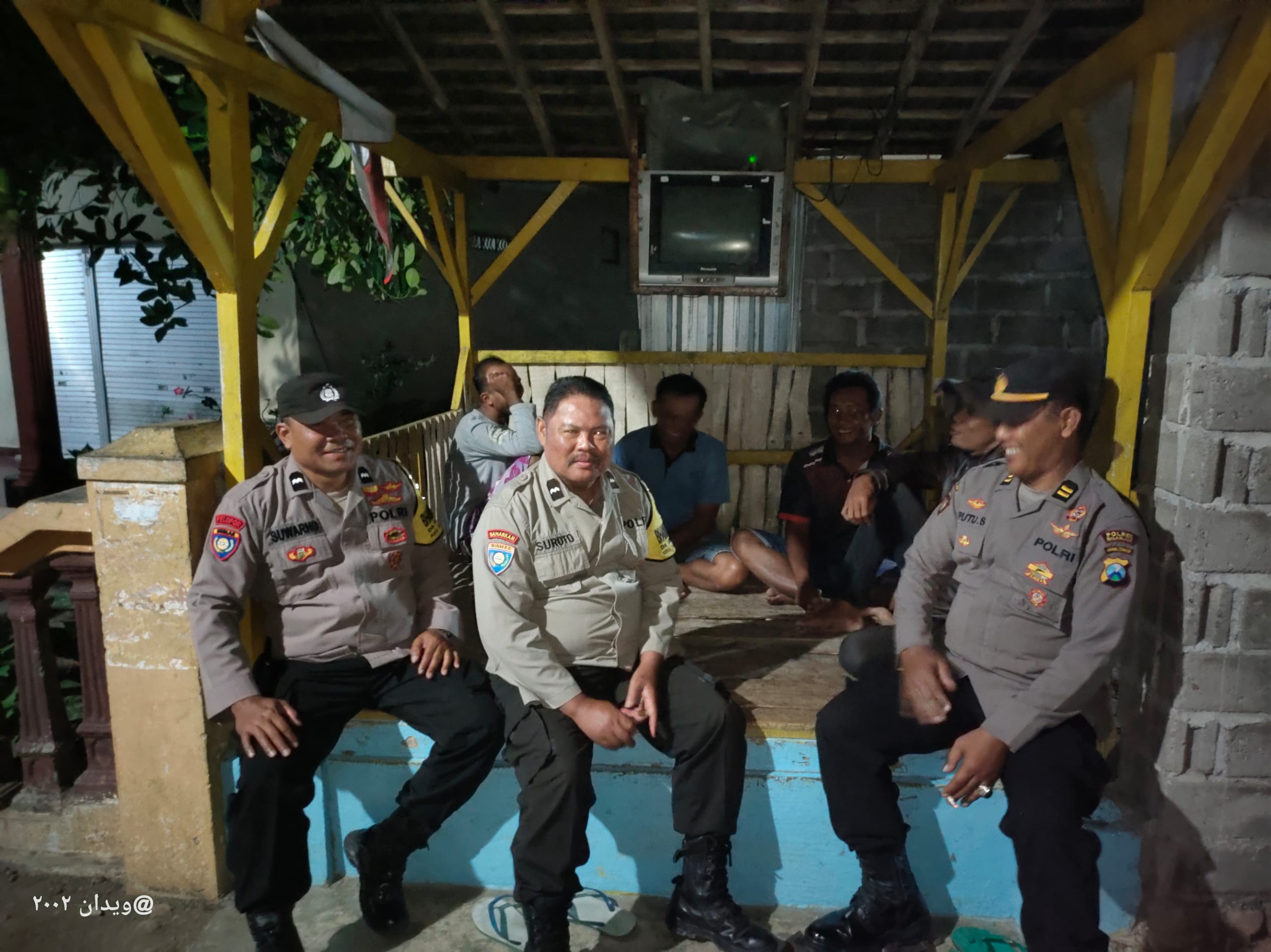 Tingkatkan Keamanan, Patroli Polsek Warujayeng Sambangi Warga di Poskamling