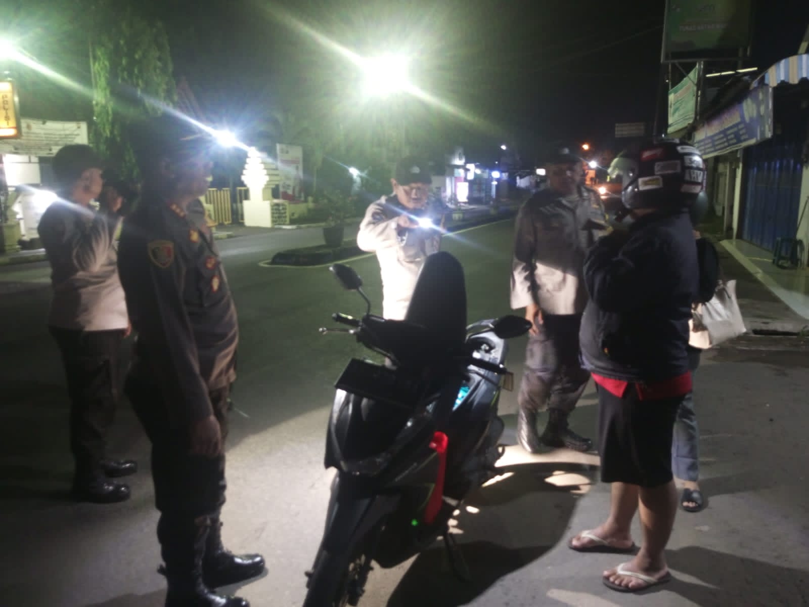 Polres Nganjuk Terjunkan Puluhan Anggota KRYD dalam Patroli Metode SREG di Wilayah Berbek