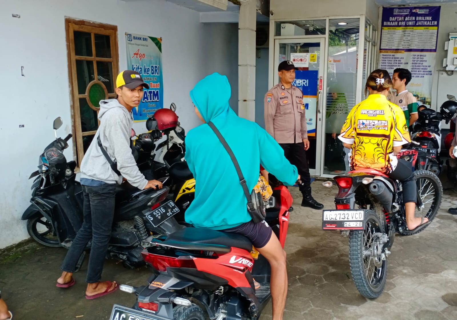 Patroli dialogis berikan himbauan kamtibmas di Perbankan BRI unit Jatikalen