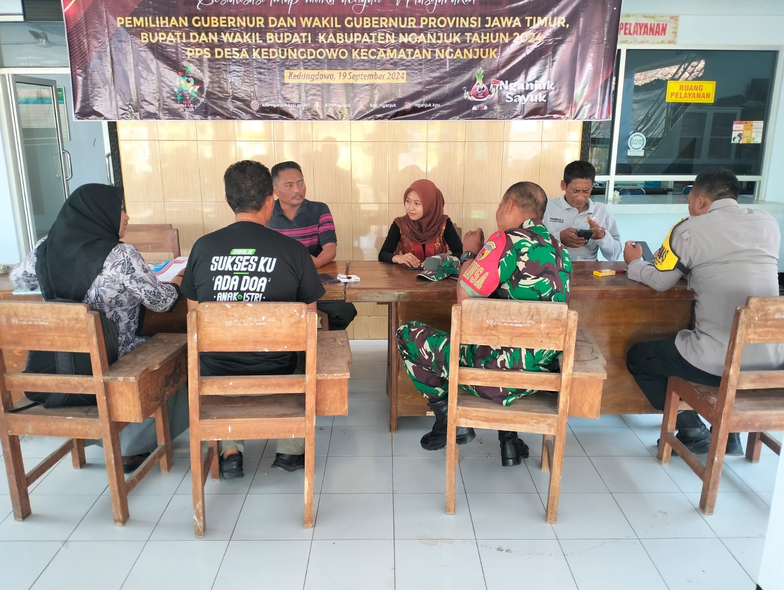 Bhabinkamtibmas Polsek Nganjuk Kota dan 3 Pilar Rapat Pleno Penetapan Lokasi Pemasangan APK Pemilukada 2024