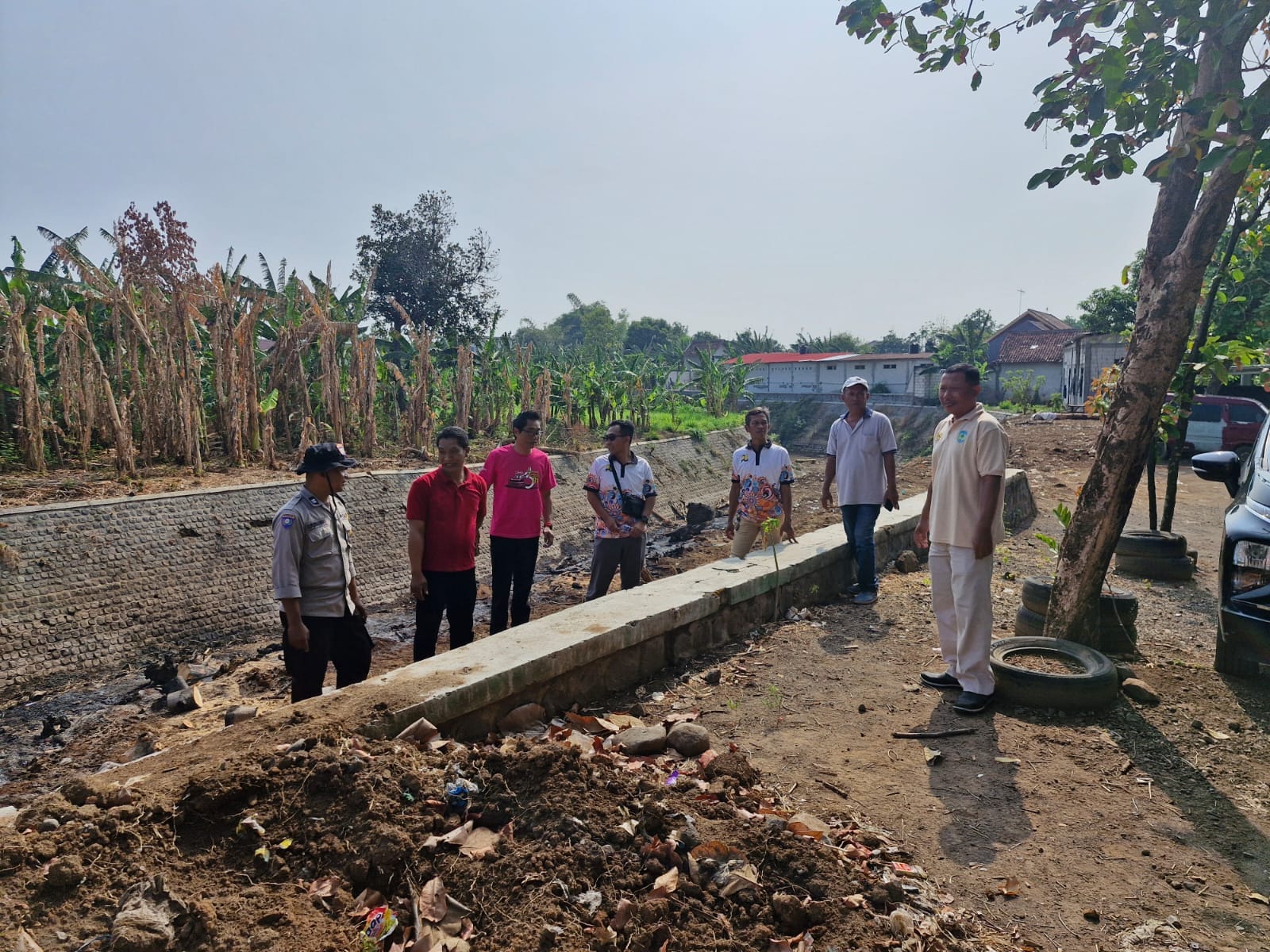 Antisipasi Banjir Jelang Musim Penghujan, Bhabinkamtibmas Polsek Nganjuk Kota dan Instansi Terkait Lakukan Kerja Bakti Pembersihan Sungai