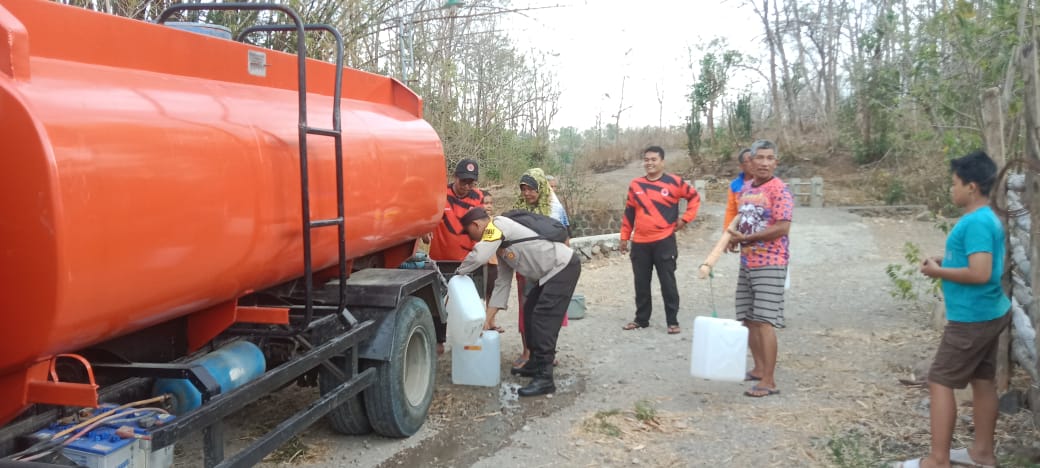 Polres Nganjuk Salurkan Bantuan Air Bersih di Tengah Krisis Kemarau Panjang