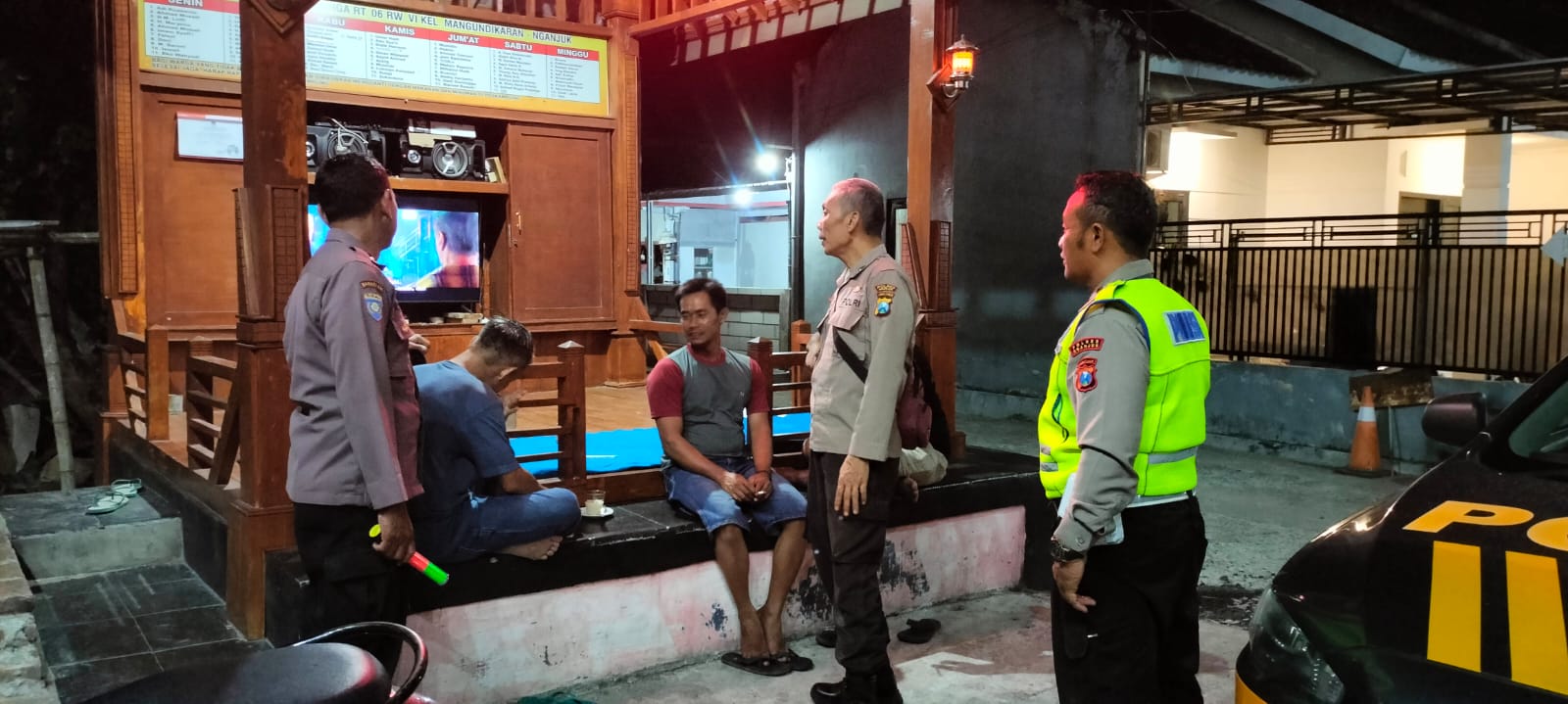 Sambangi Pemukiman dan Poskamling, Patroli Polsek Nganjuk Kota Berikan Himbauan Kamtibmas