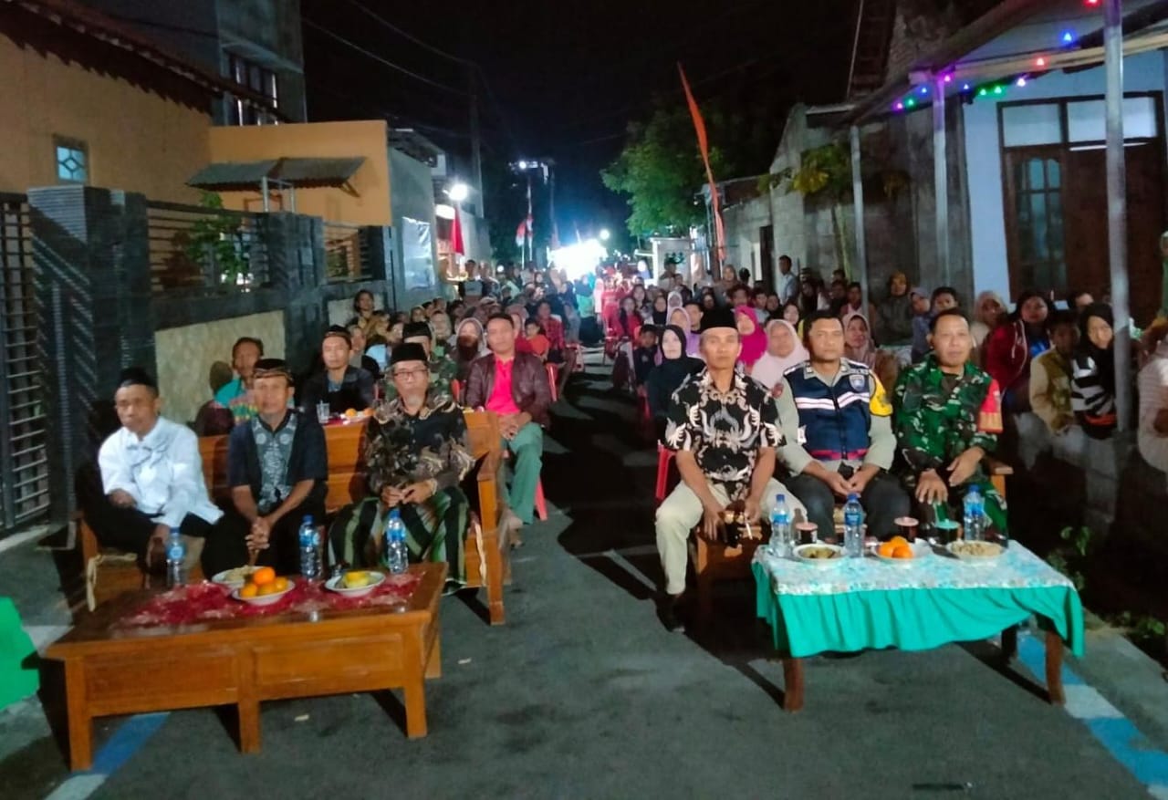 Pastikan Aman, Bhabinkamtibmas Polsek Nganjuk Kota Bersama Tiga Pilar Pantau Kegiatan Pentas Seni dalam Rangka HUT RI ke-79