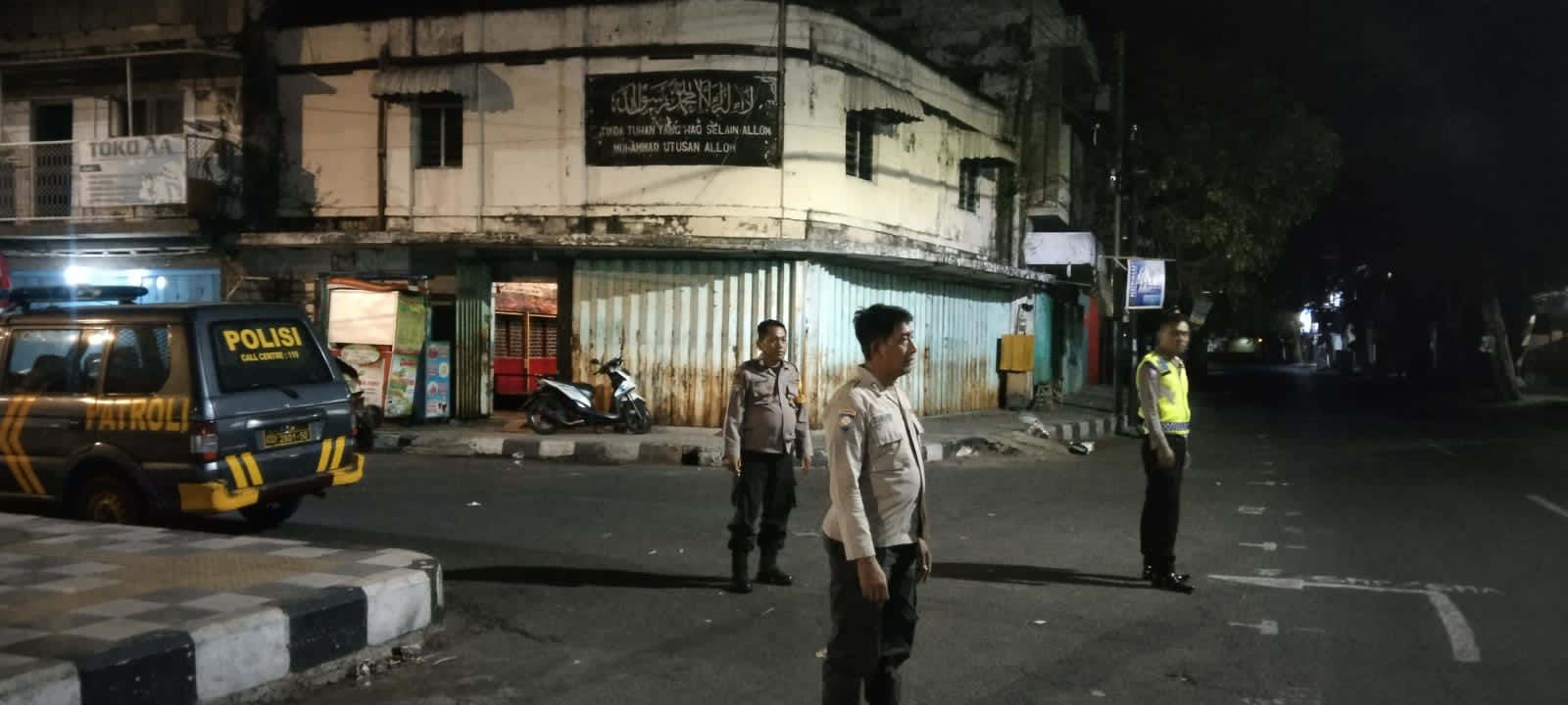 Patroli Pemukiman Cegah Tindak Kejahatan Saat Dini Hari