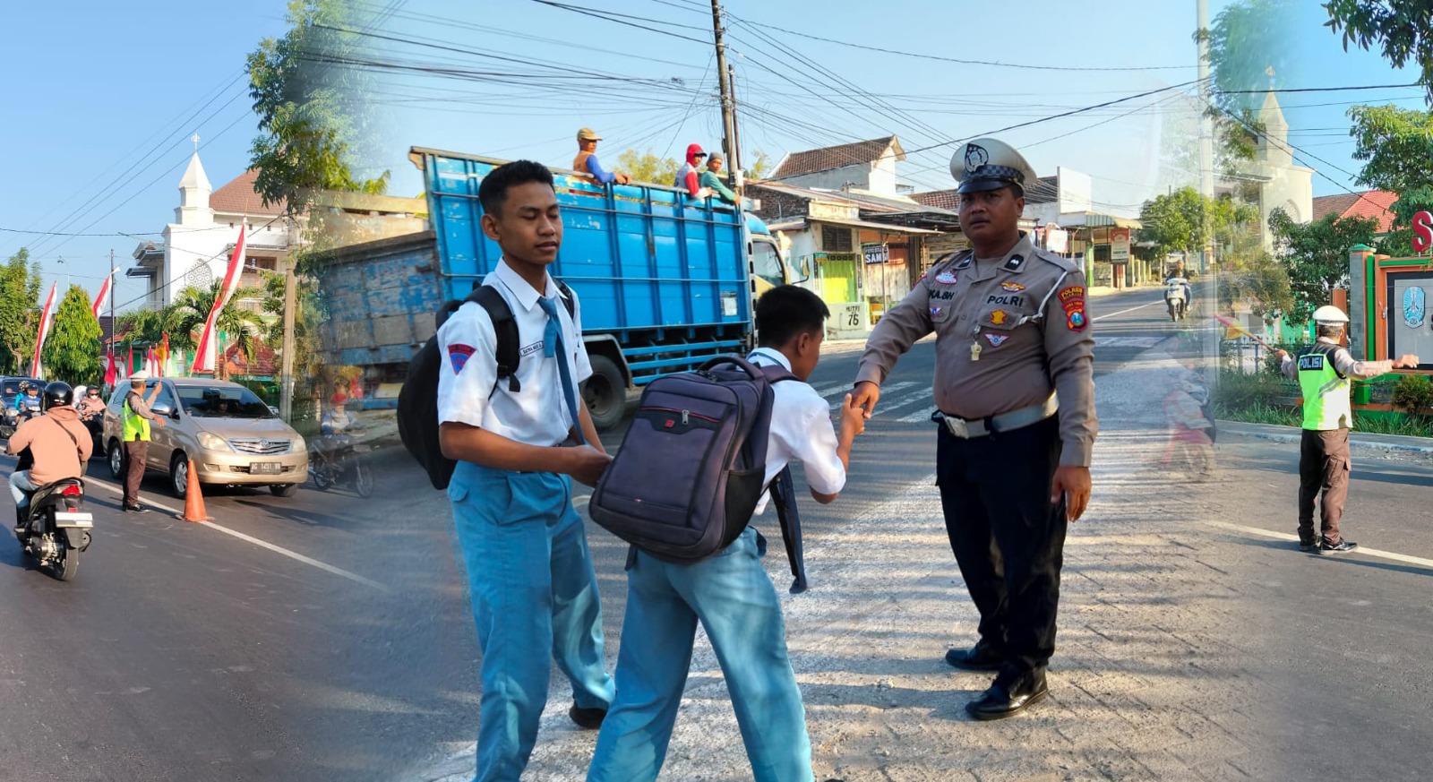 Pagi Hari, Personel Polsek Warujayeng Turun ke Jalan Beri Pelayanan Masyarakat
