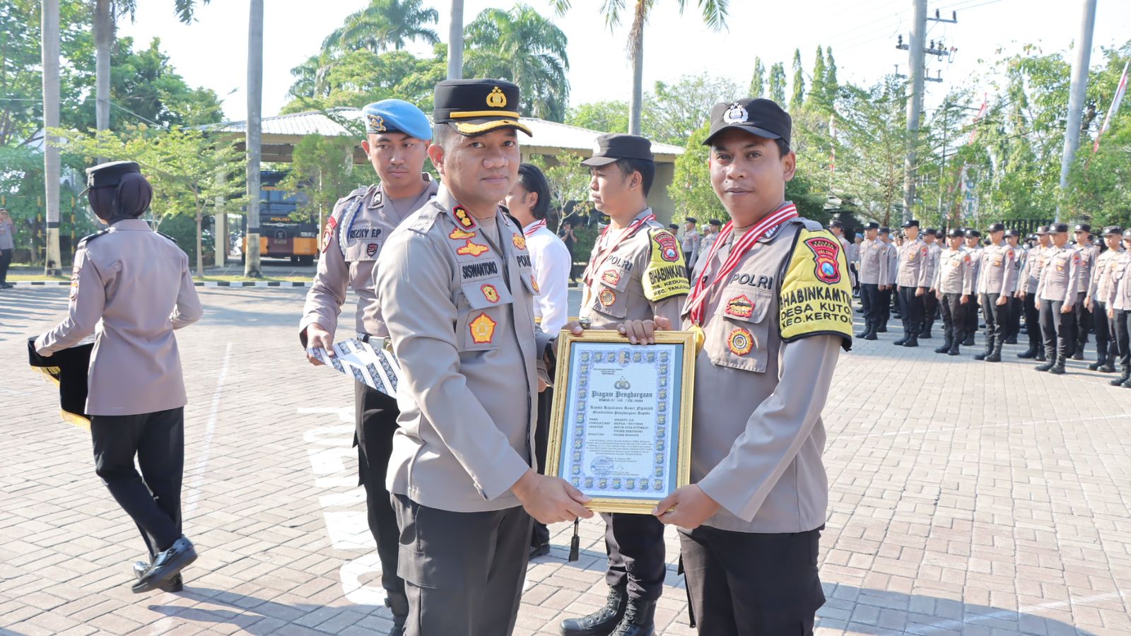Kapolres Nganjuk Beri Penghargaan 3 Anggota Polsek yang Sigap Membantu Ungkap Kasus