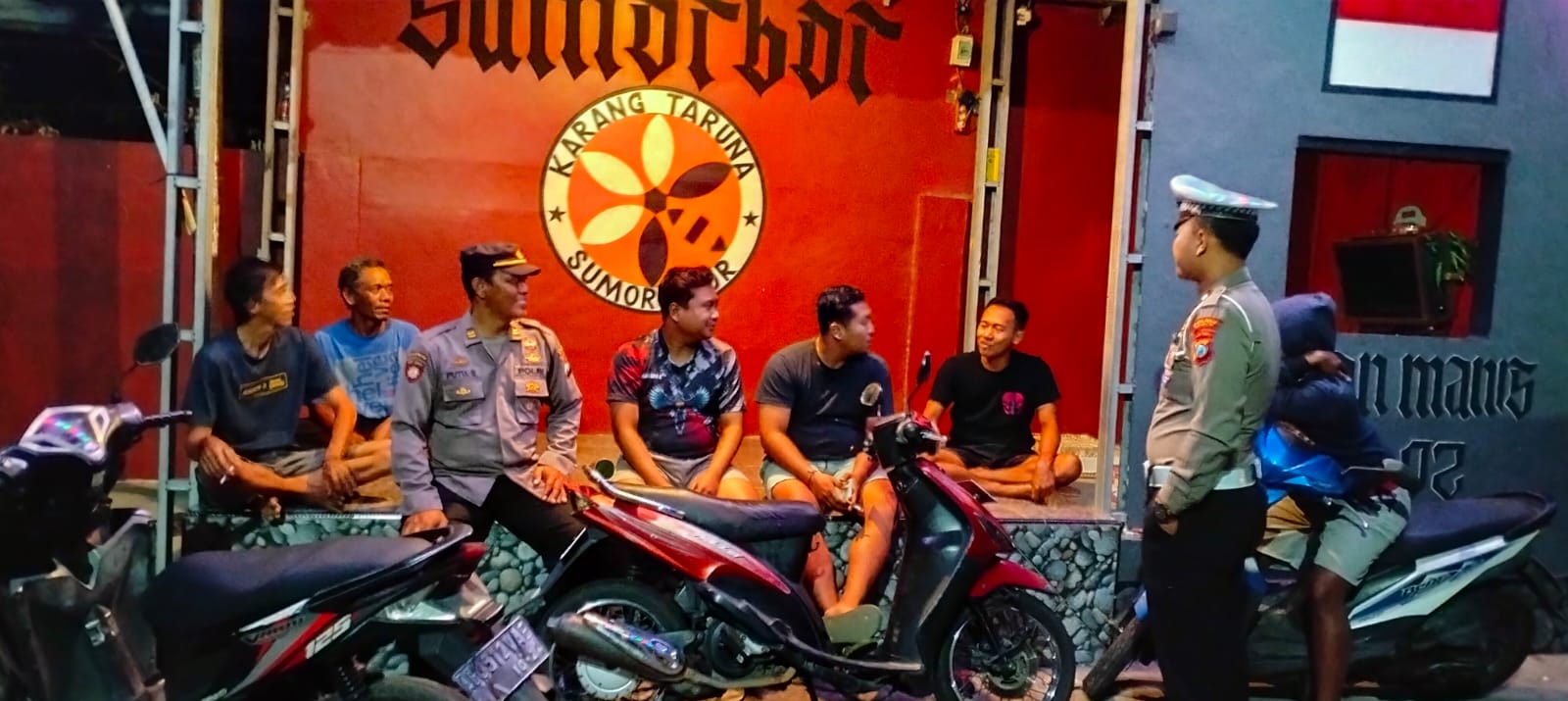 Cangkrukan Bersama Warga, Patroli Polsek Warujayeng Serukan Pilkada Aman dan Damai