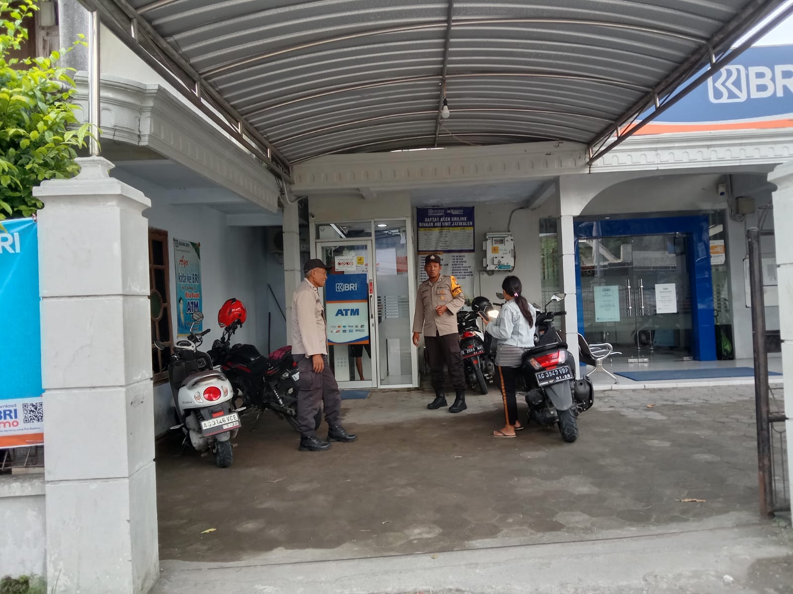 Patroli Bank BRI Unit Jatikalen Sampaikan Imbauan Kepada Nasabah