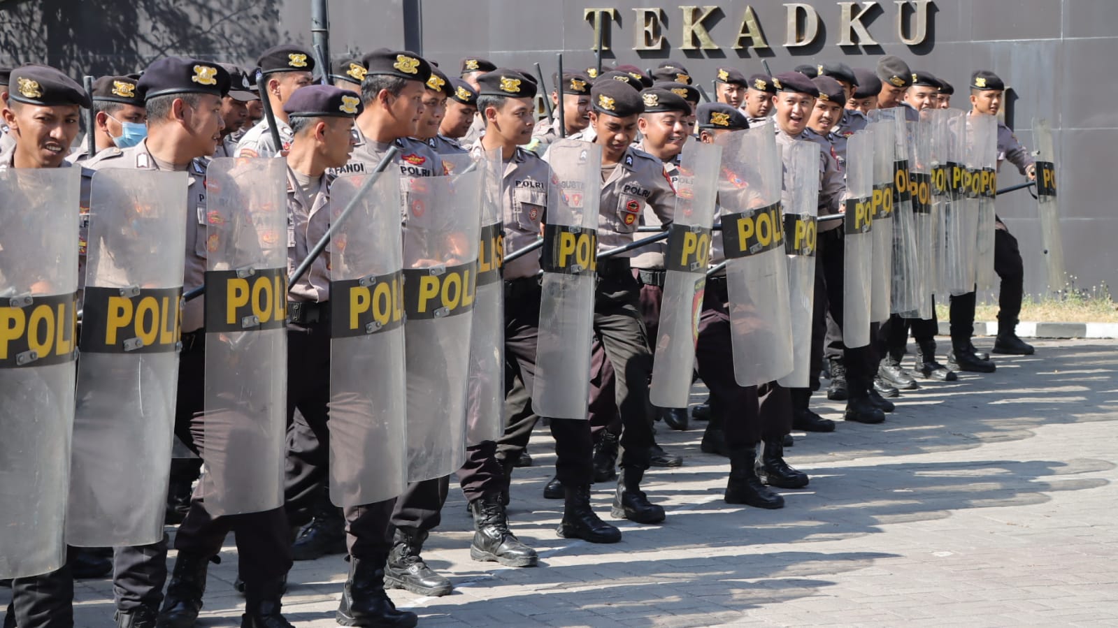 Polres Nganjuk menggelar latihan penyegaran kompi pengendalian massa (Dalmas)