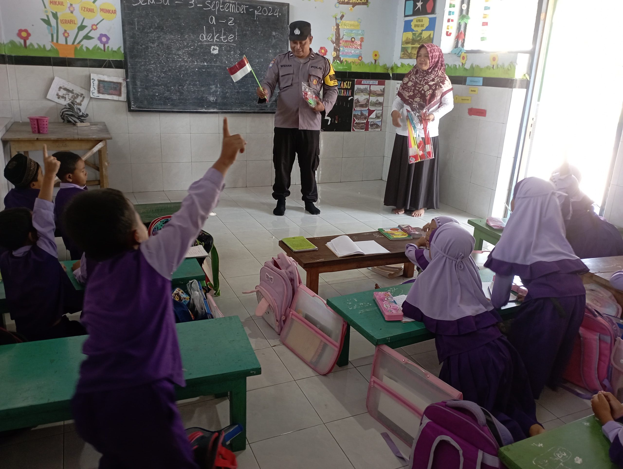 Bhabinkamtibmas Wates Kenalkan Bendera dan Lambang Negara ke Pelajar TK di Desa Binaannya