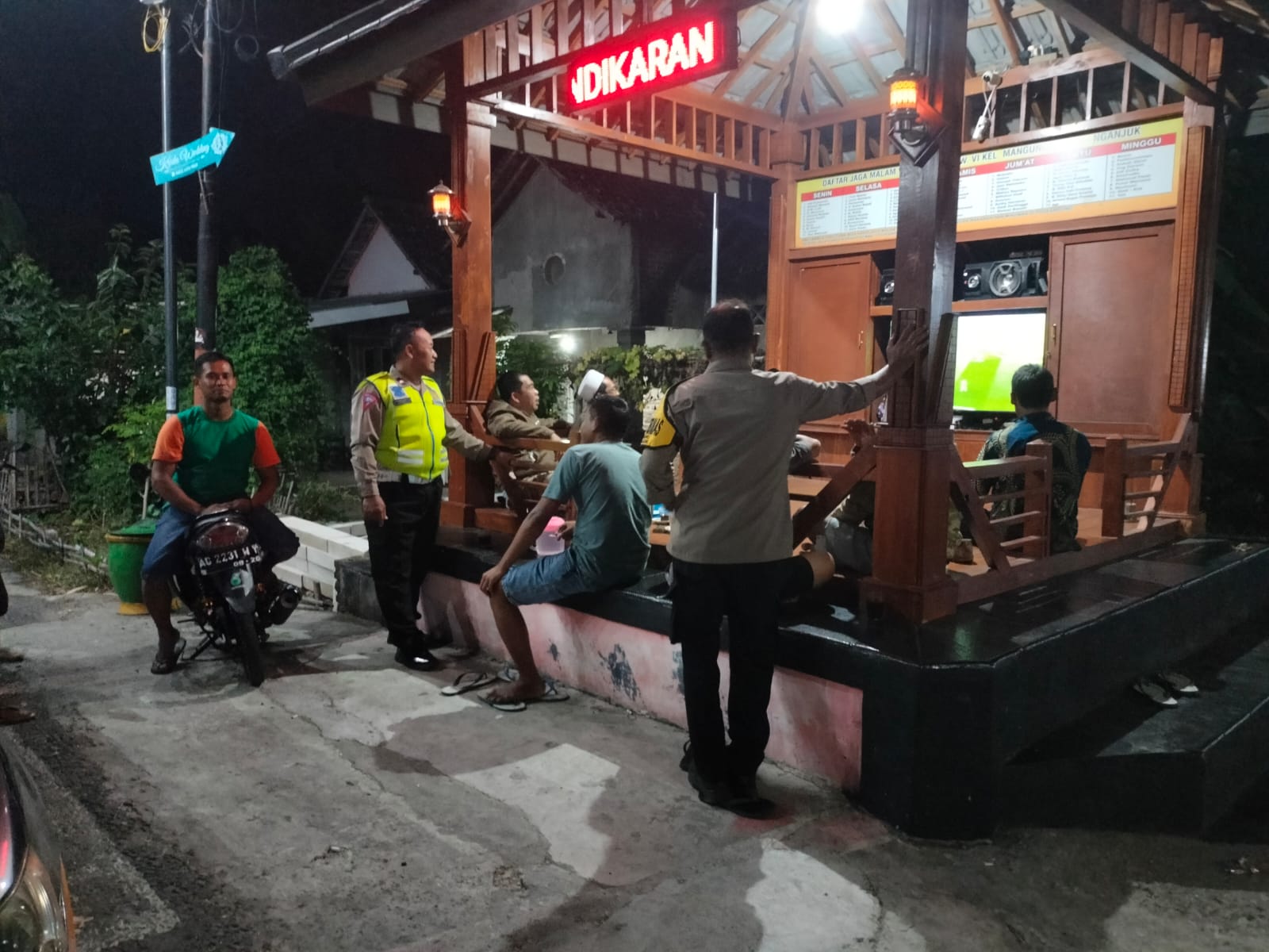 Jaga Kamtibmas Kondusif, Polsek Nganjuk Kota Laksanakan Patroli KRYD dan Berikan Himbauan di Poskamling