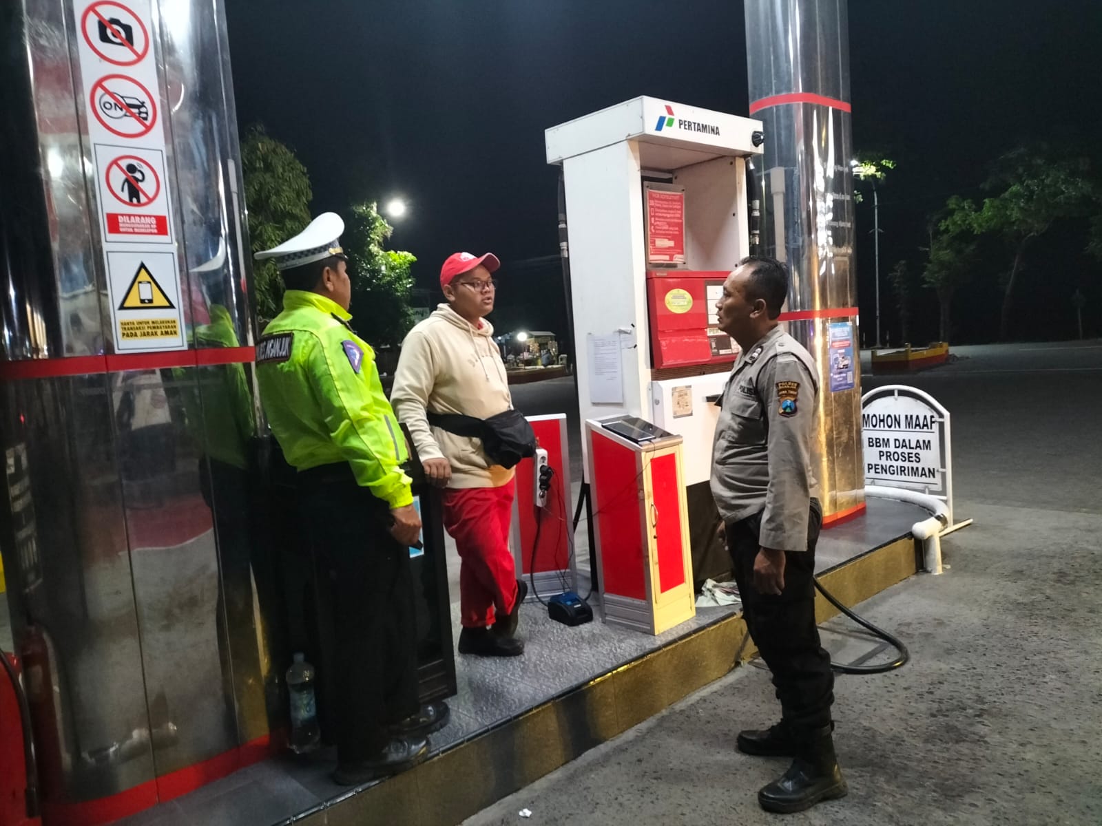 Cek Stok BBM, Patroli Samapta Sampaikan Himbauan Kamtibmas