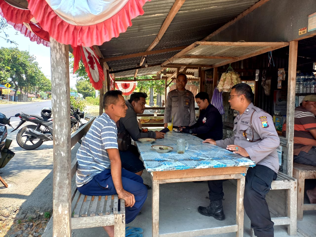 Lakukan Patroli Dialogis, Personil Polsek Jatikalen Berikan Himbauan Kamtibmas Kepada Warga Masyarakat