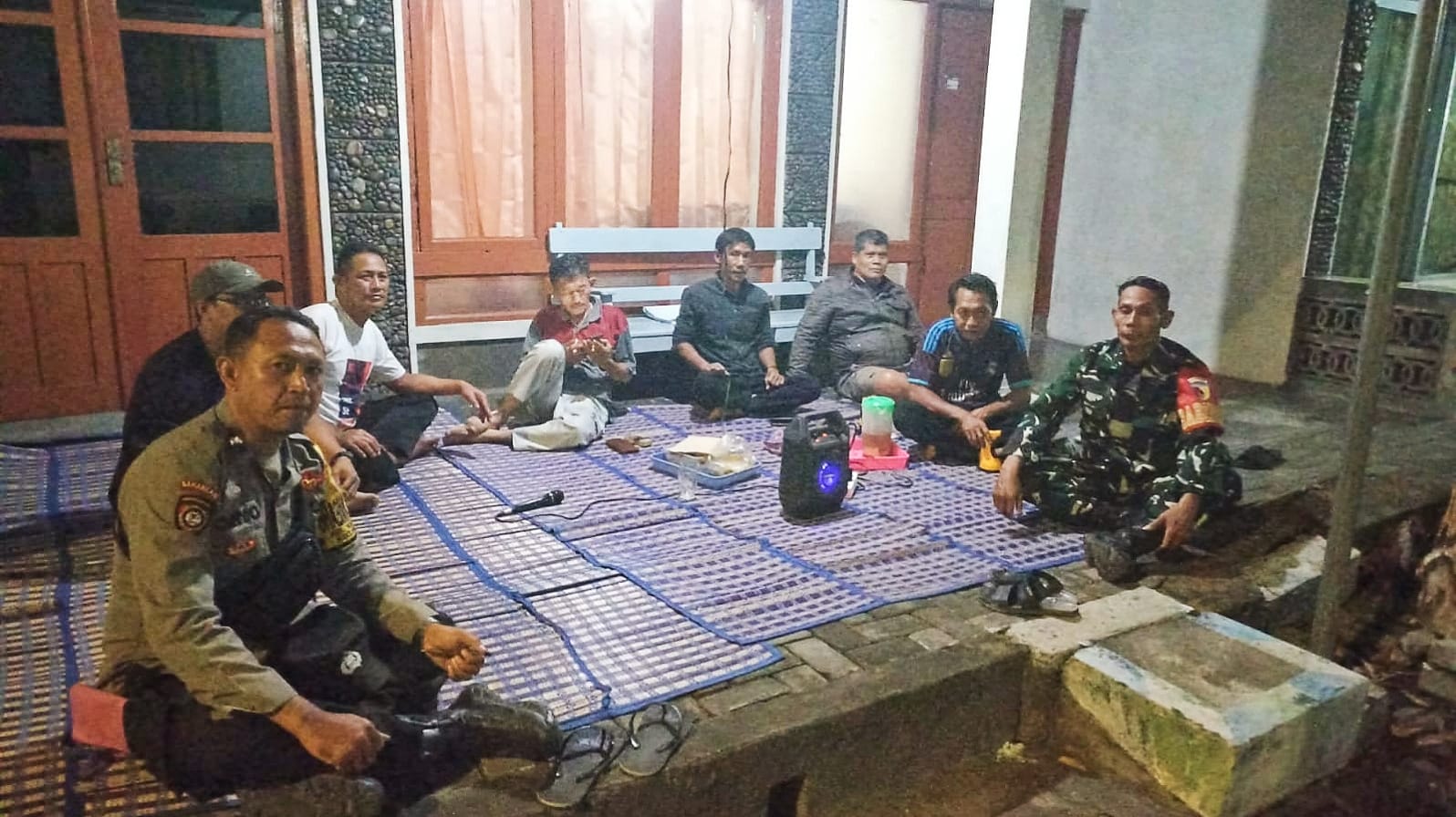 Bhabinkamtibmas Polsek Nganjuk Kota Gelar Cangkrukan Kamtibmas Jelang Pilkada Damai 2024