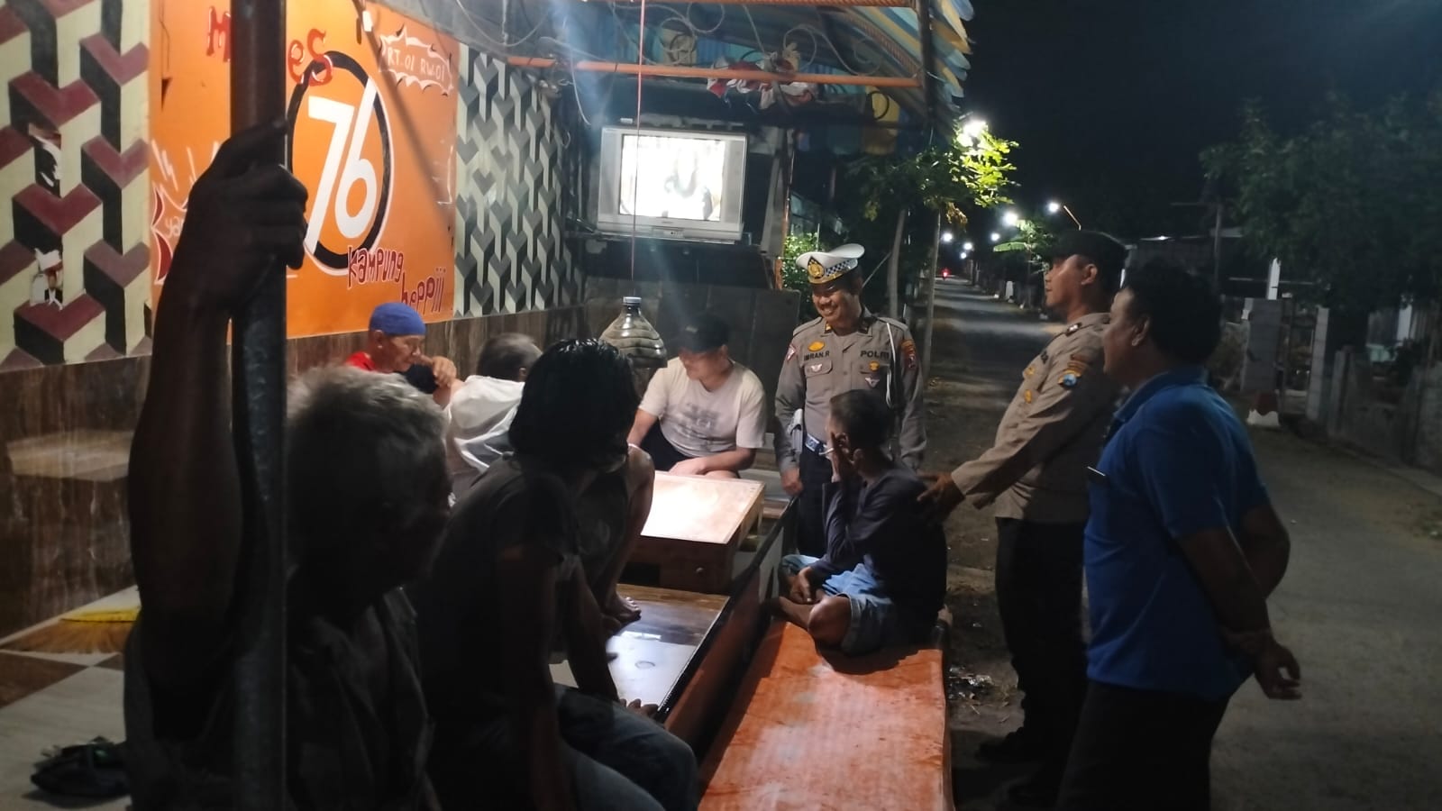 Cangkrukan Kamtibmas Polsek Warujayeng Tingkatkan Keamanan di Lingkungan Masyarakat