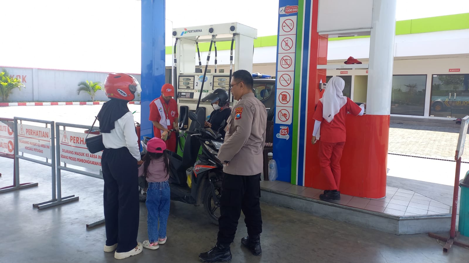 Polsek Jatikalen Intensifkan Patroli Dialogis ke SPBU untuk Ciptakan Suasana Kamtibmas yang Kondusif