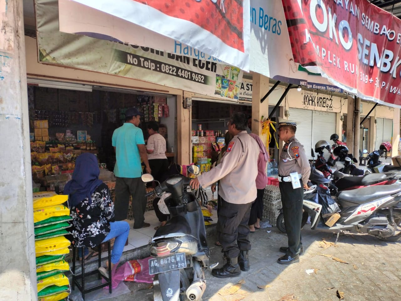Polsek Nganjuk Kota Cek Ketersediaan Sembako dan Berikan Himbauan Kamtibmas di Pasar Wage Nganjuk
