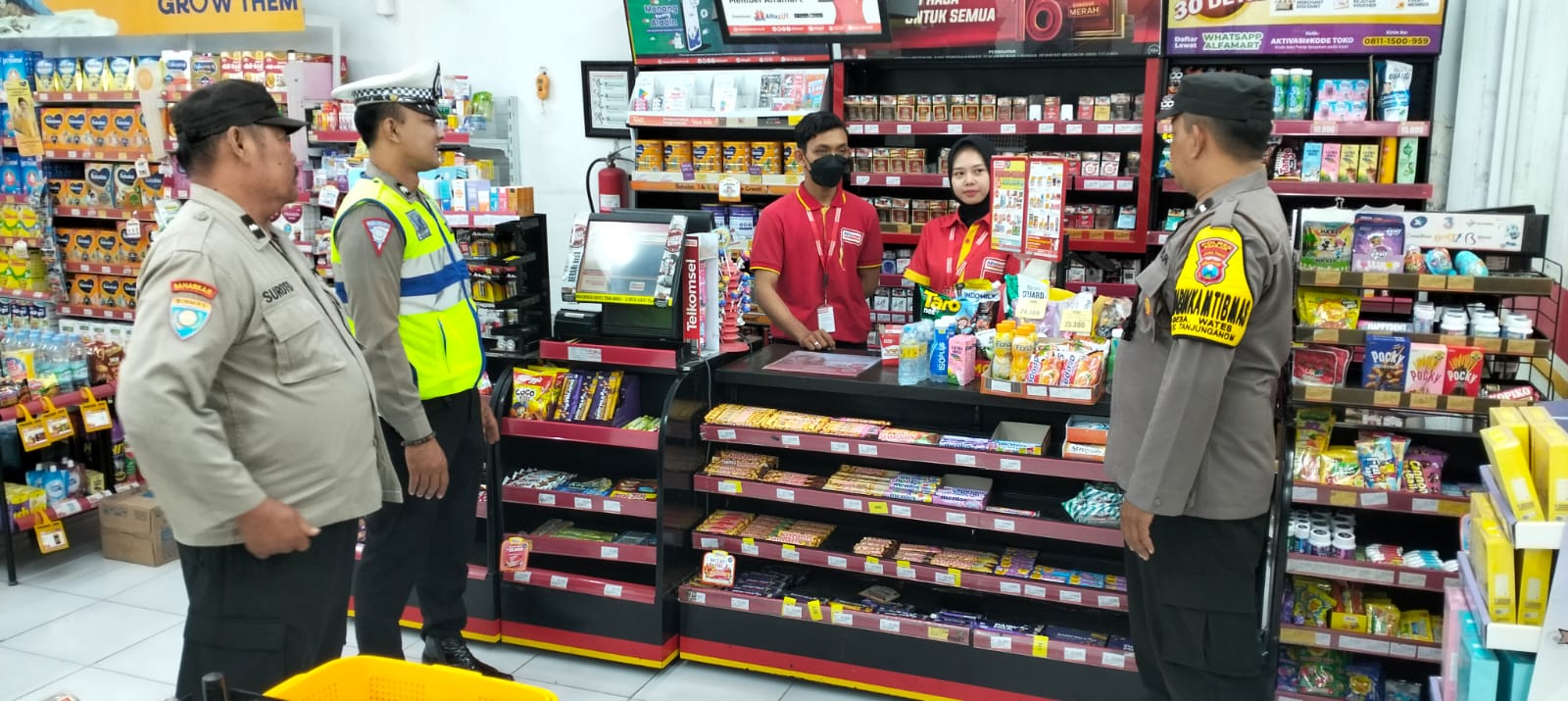 Beri Rasa Aman Masyarakat, Polsek Warujayeng Patroli Minimarket Saat Malam Hari