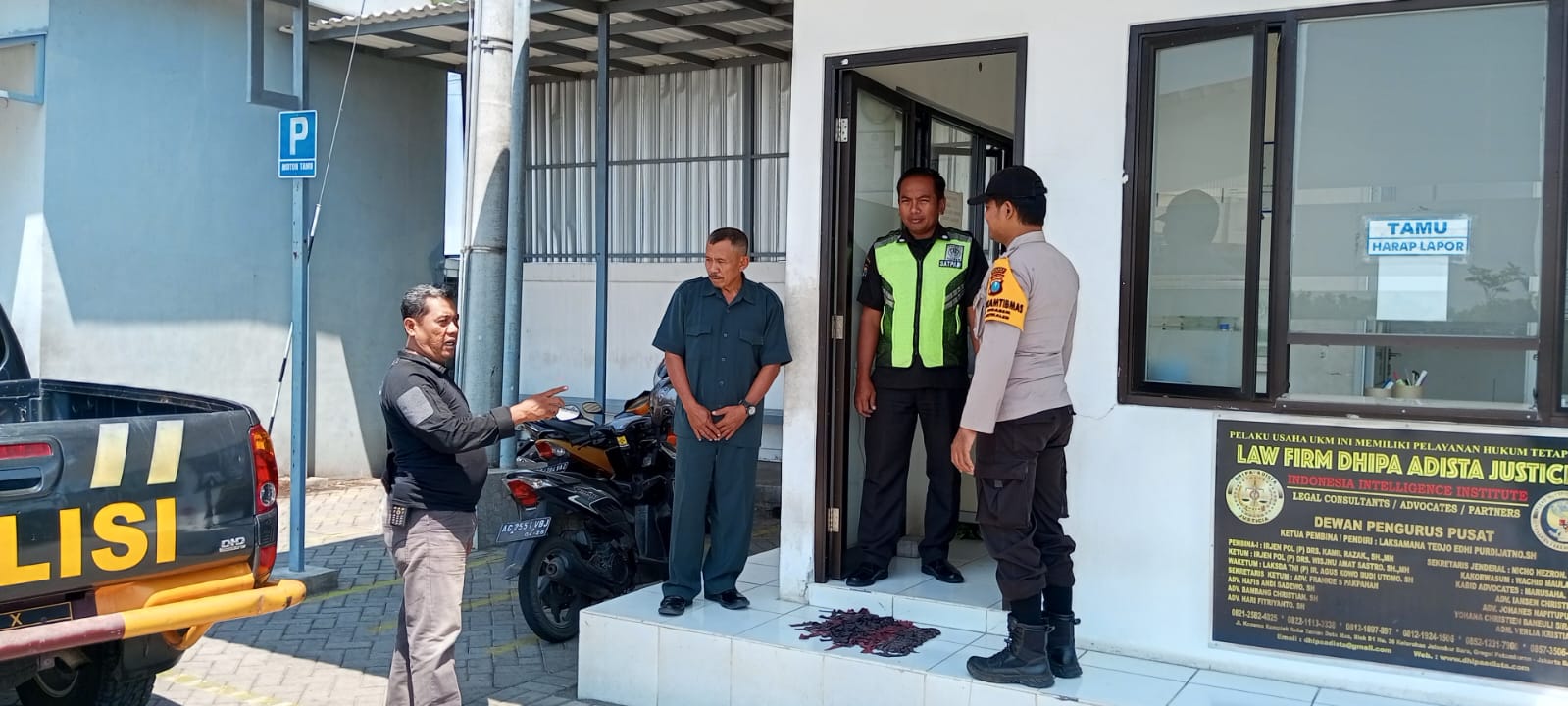 Patroli Dialogis Dilaksanakan Anggota Polsek Jatikalen Polres Nganjuk berikan himbauan kepada satpam PT Karunia Ultima Kemasan