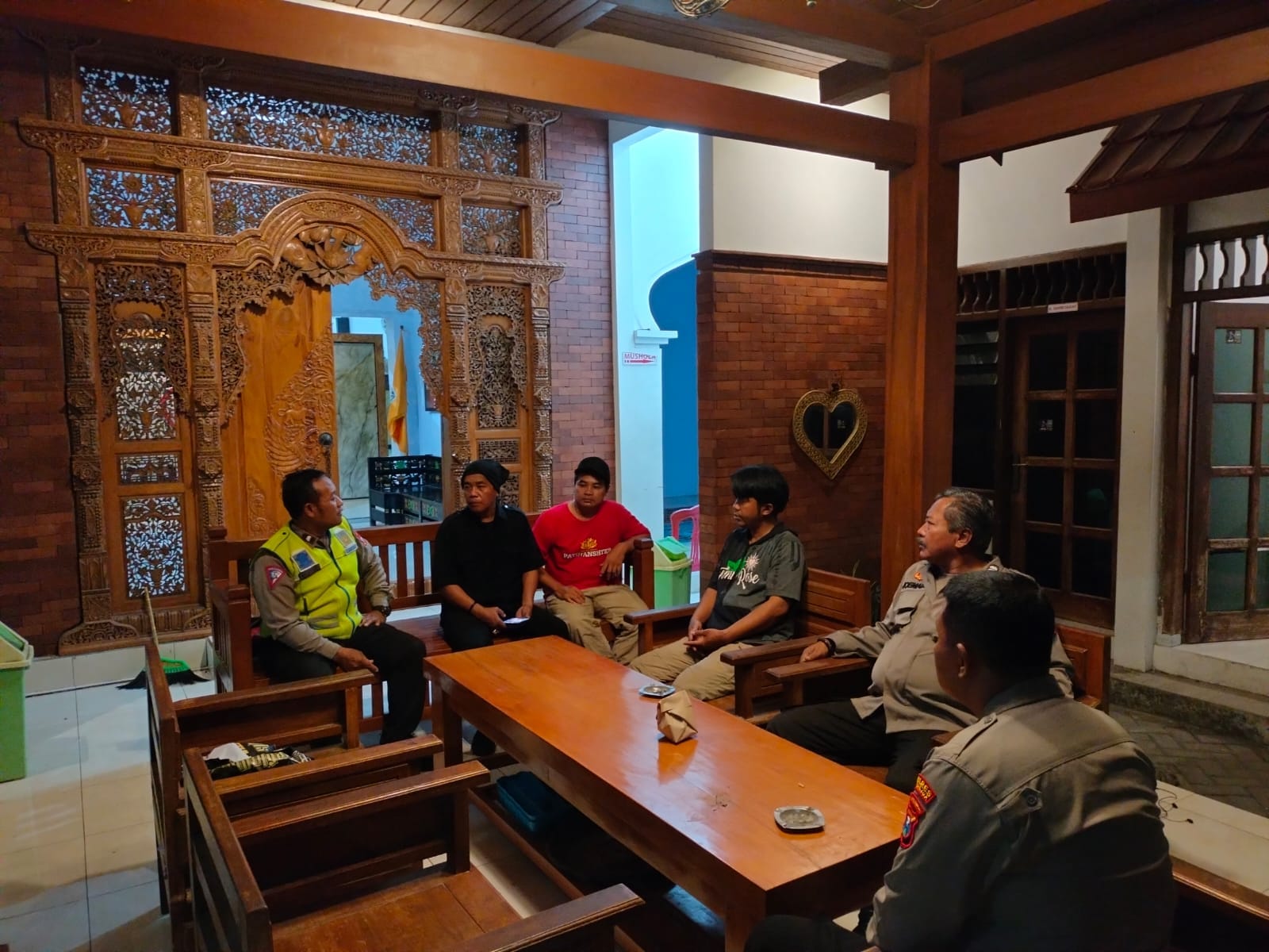 Polsek Nganjuk Kota Gelar Patroli dan Soko Guru Ciptakan Kondisi Kamtibmas Kondusif Jelang Pilkada Damai 2024