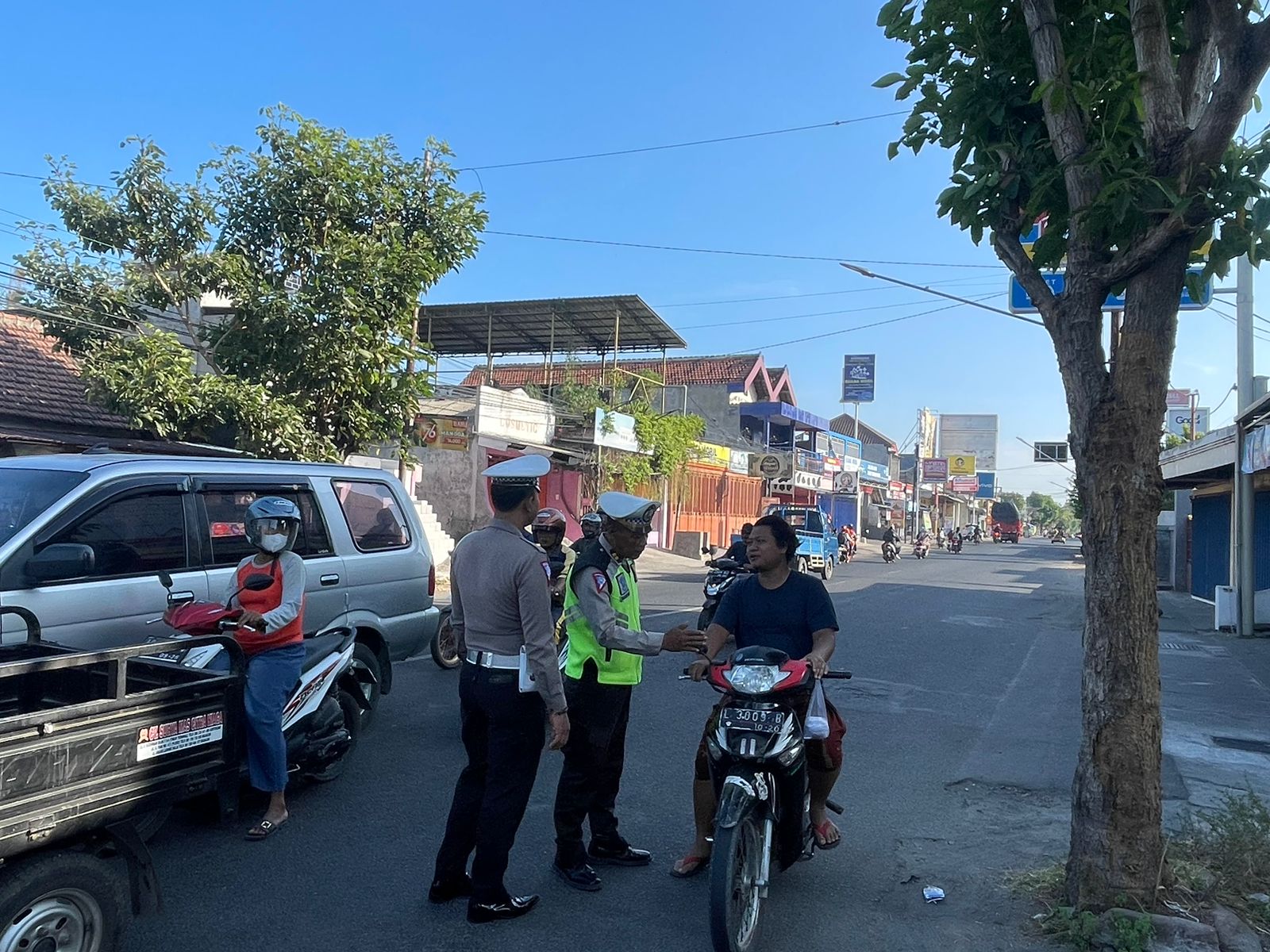 Kanit Lantas Polsek Warujayeng Beri Teguran Simpatik Pengguna Jalan Saat Pengaturan Pagi