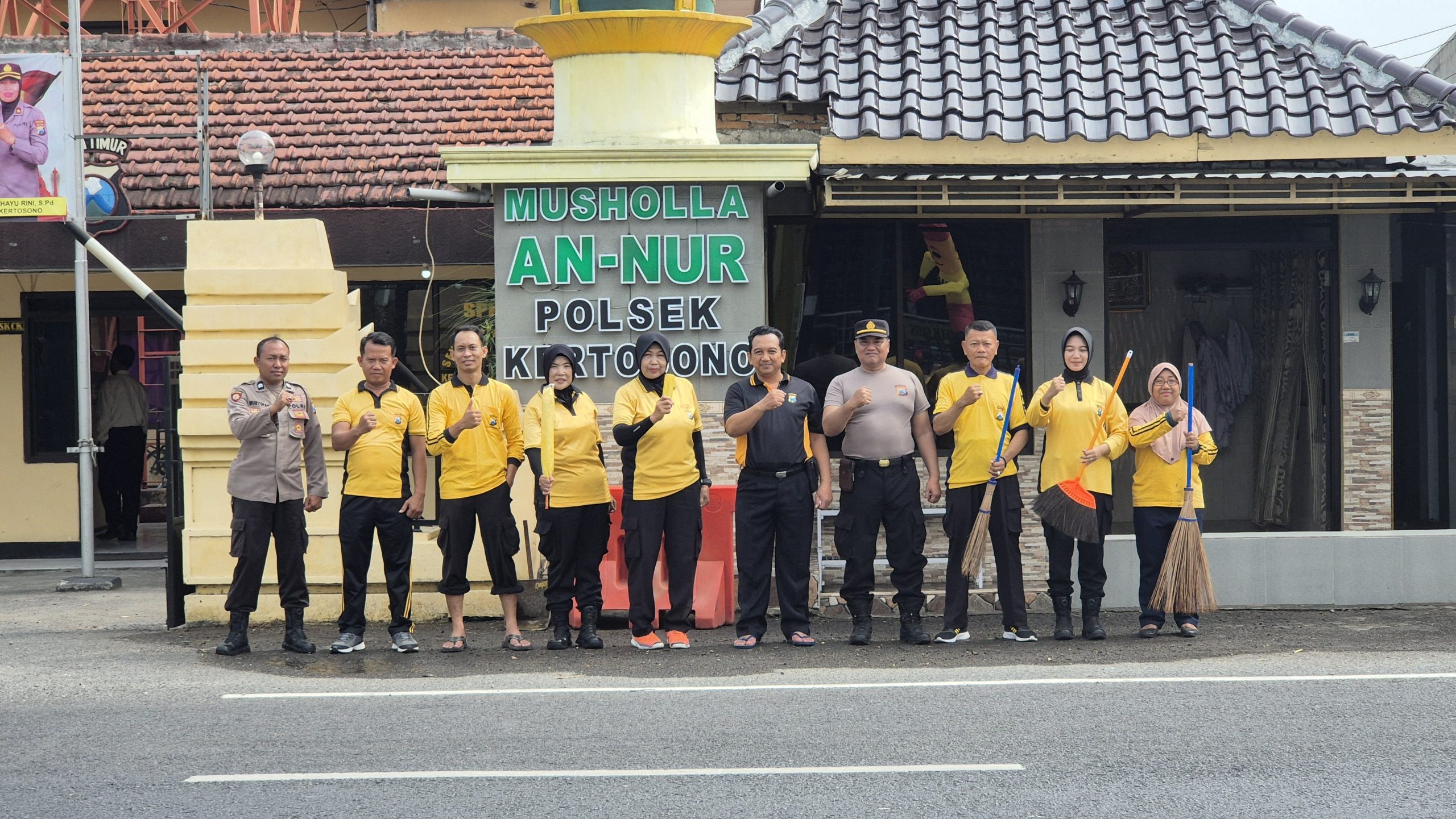 Dalam Rangka menyambut Maulid Nabi Muhammad SAW 1446 H, Polsek Kertosono Bersihkan Tempat Ibadah